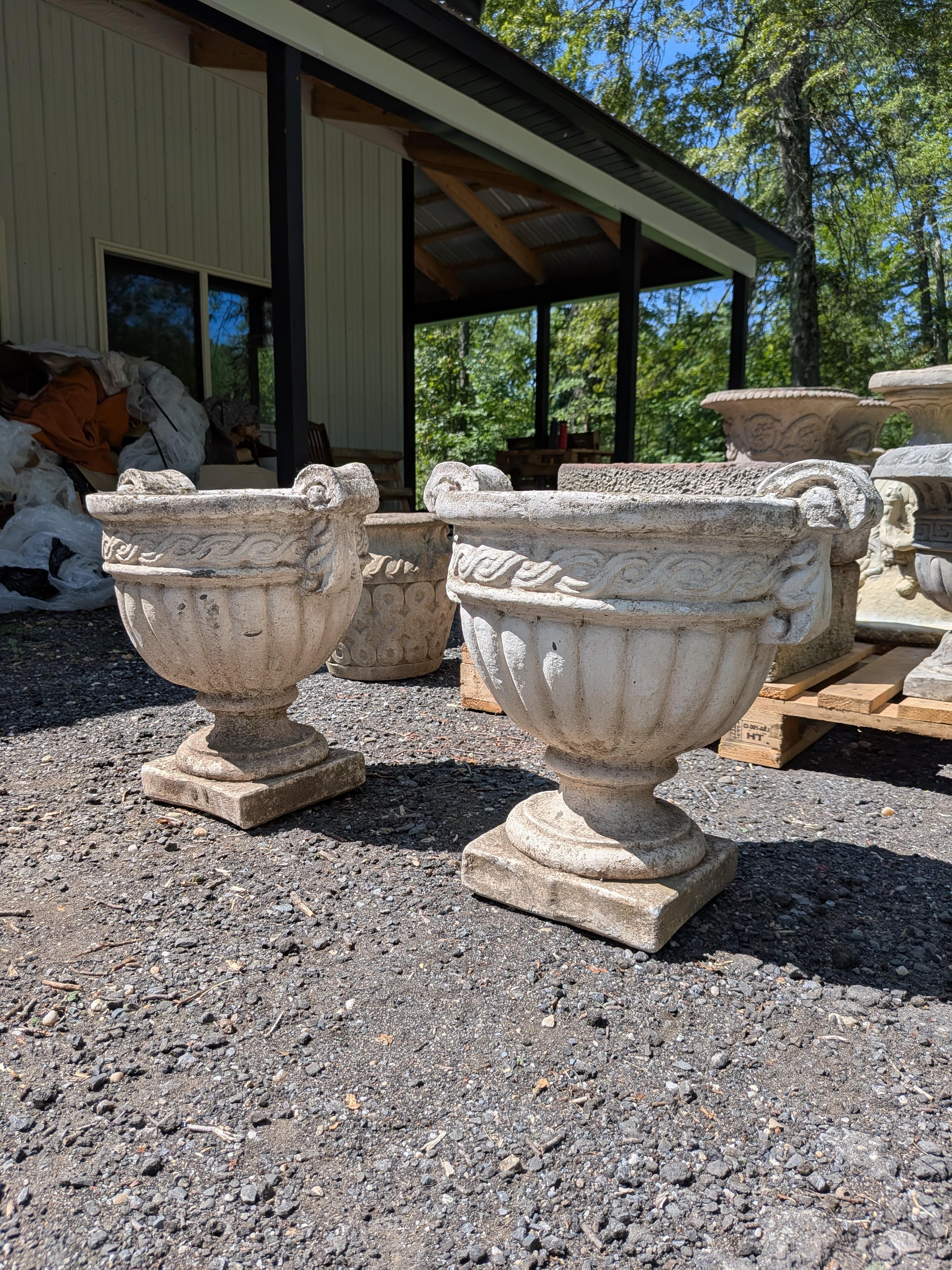 Pareja de auténticas macetas / jardineras / contenedores / urnas / copas / jardineras vintage / antique British.

**EL PRECIO ES POR MACETA**

Dimensiones:
Diámetro exterior de 19,25
11,5