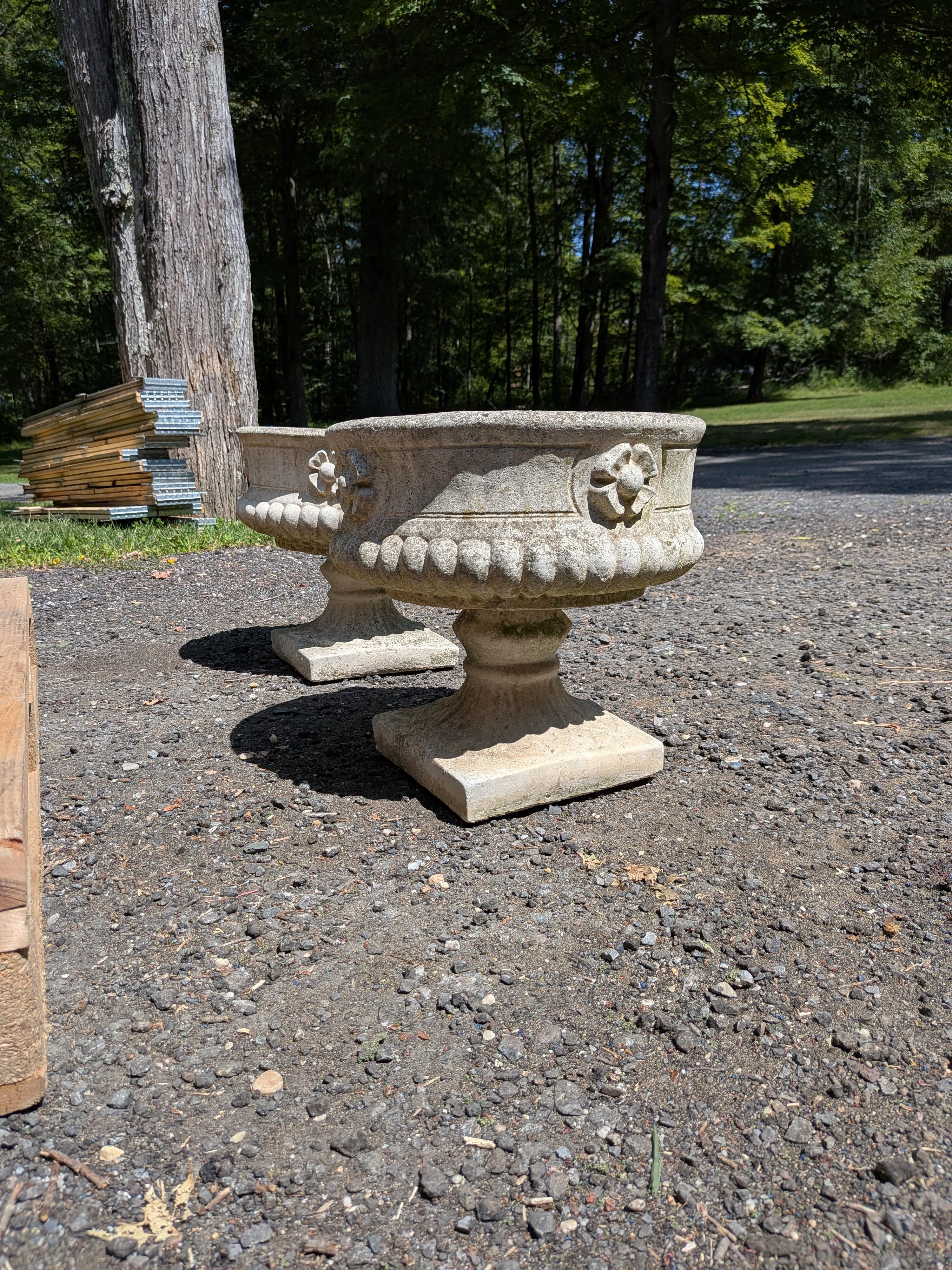 Maceteros / Jardineras Británicos de Piedra Fundida en Bueno estado para la venta en Gardiner, NY