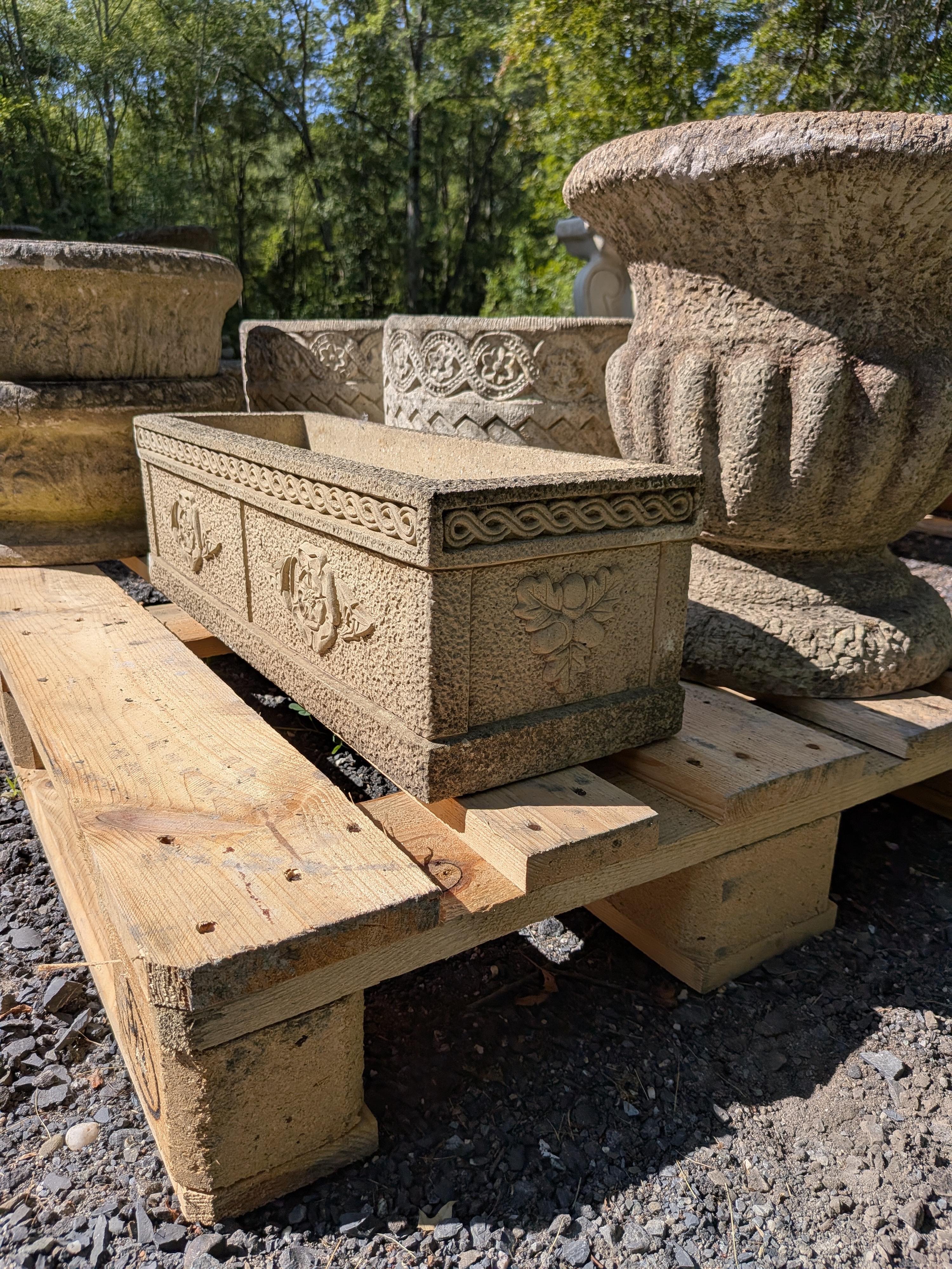 Macetero / Jardinera de Piedra Fundida Británica Británico en venta
