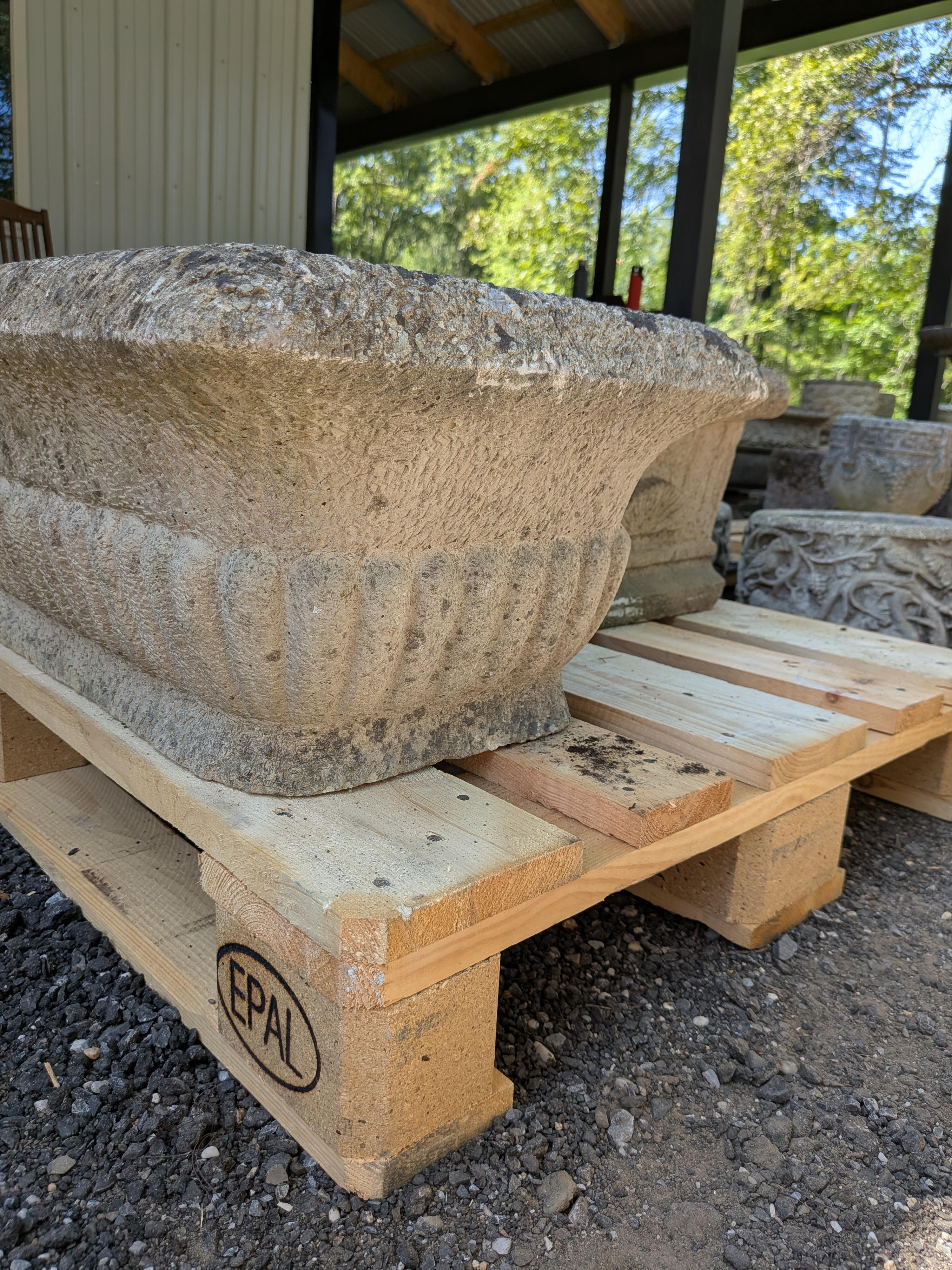 Britannico Vaso da giardino in pietra inglese A. Stone in vendita