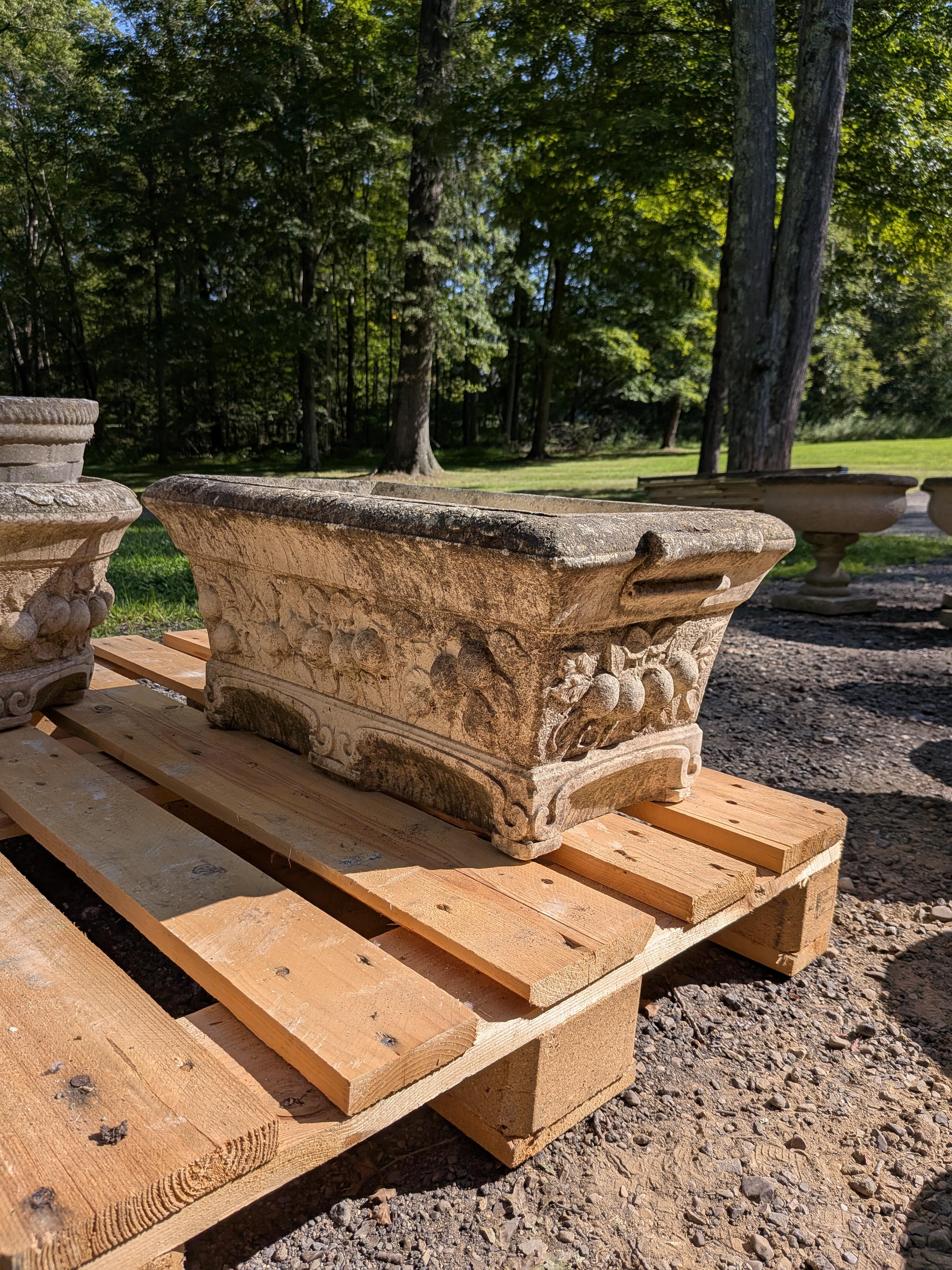 A Stone Trough Planter / Jardiniere britannique en pierre moulée Bon état - En vente à Gardiner, NY