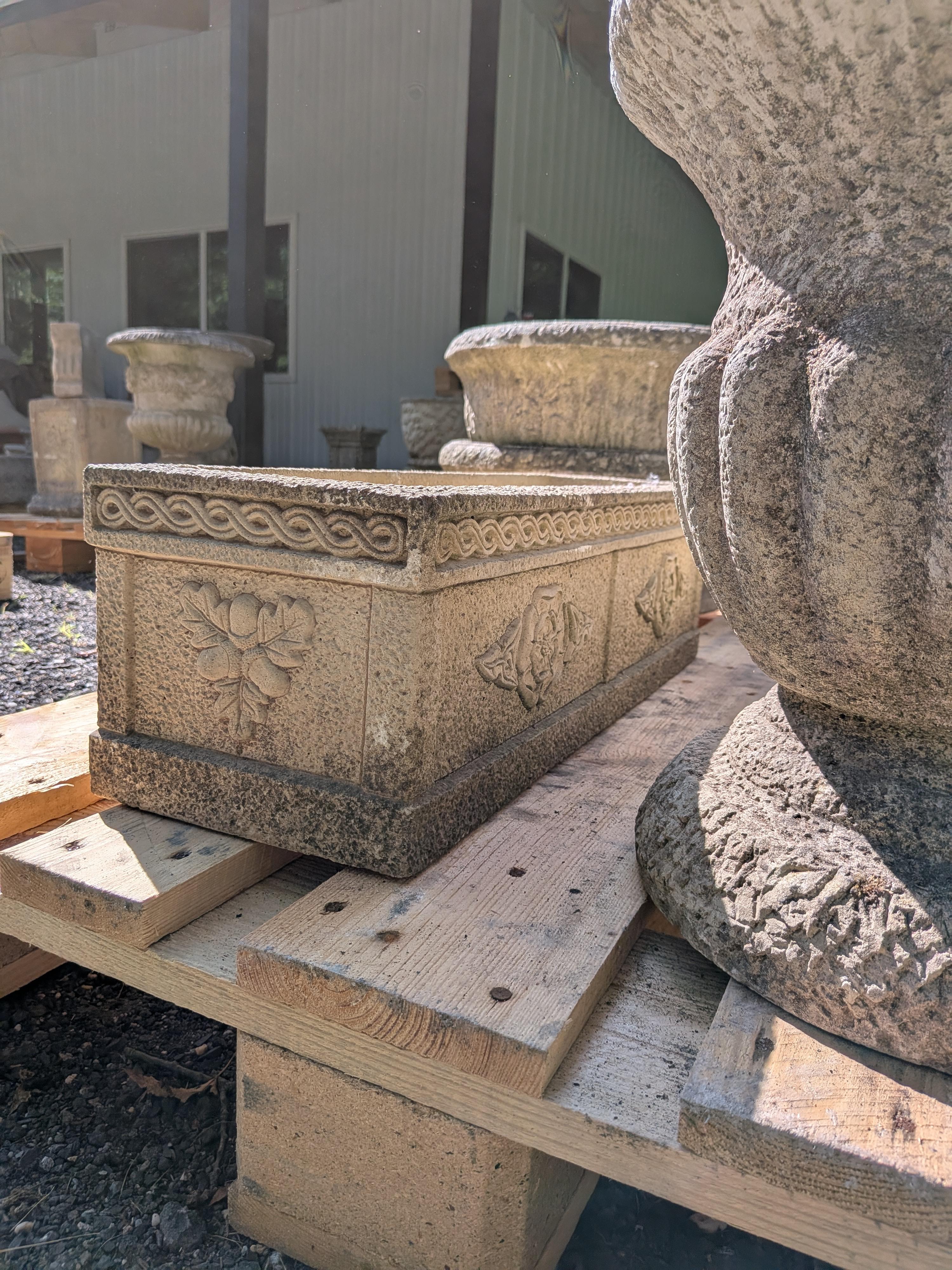 Macetero / Jardinera de Piedra Fundida Británica en Bueno estado para la venta en Gardiner, NY