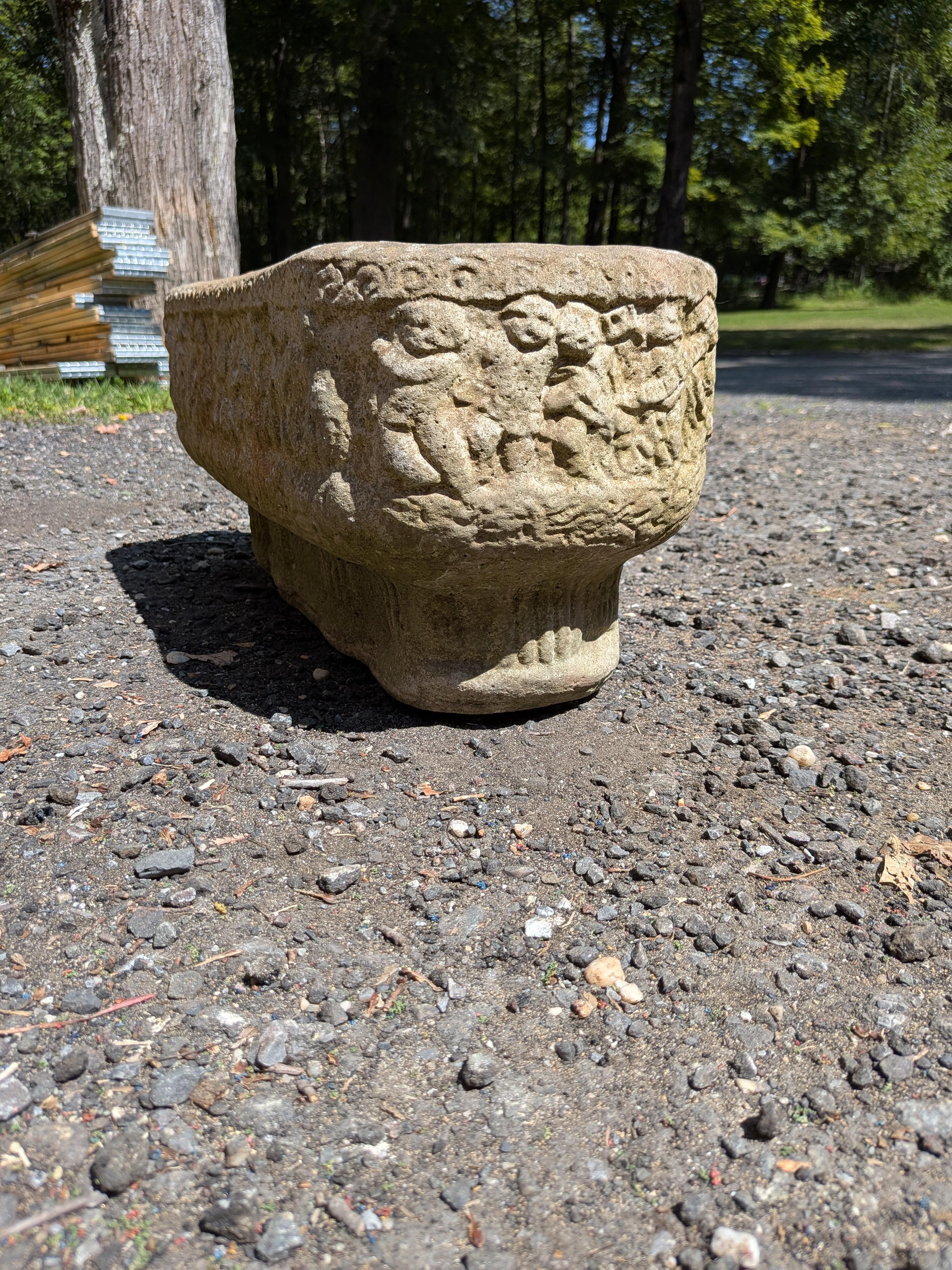 Macetero / Jardinera de Piedra Fundida Británica en Bueno estado para la venta en Gardiner, NY
