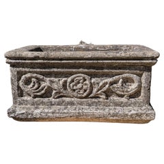 A Stone Trough Planter / Jardiniere britannique en pierre moulée