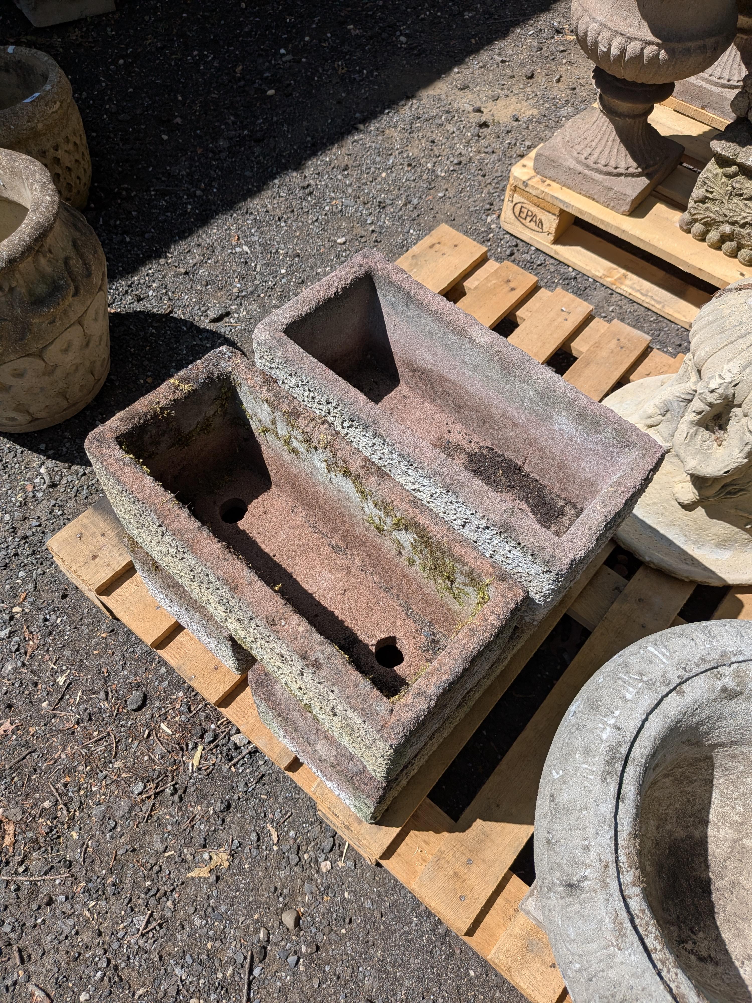 Britische Trog-Pflanzgefäße aus Gussstein / Jardinieres im Zustand „Gut“ im Angebot in Gardiner, NY