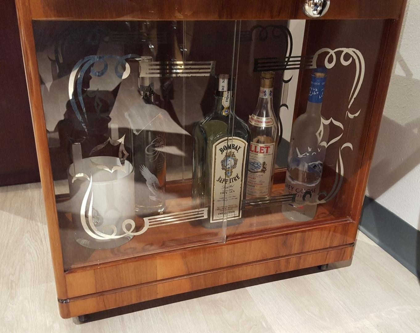 British Chairside Mobile Cocktail Cabinet Painted Mirrors In Excellent Condition For Sale In Senden, NRW