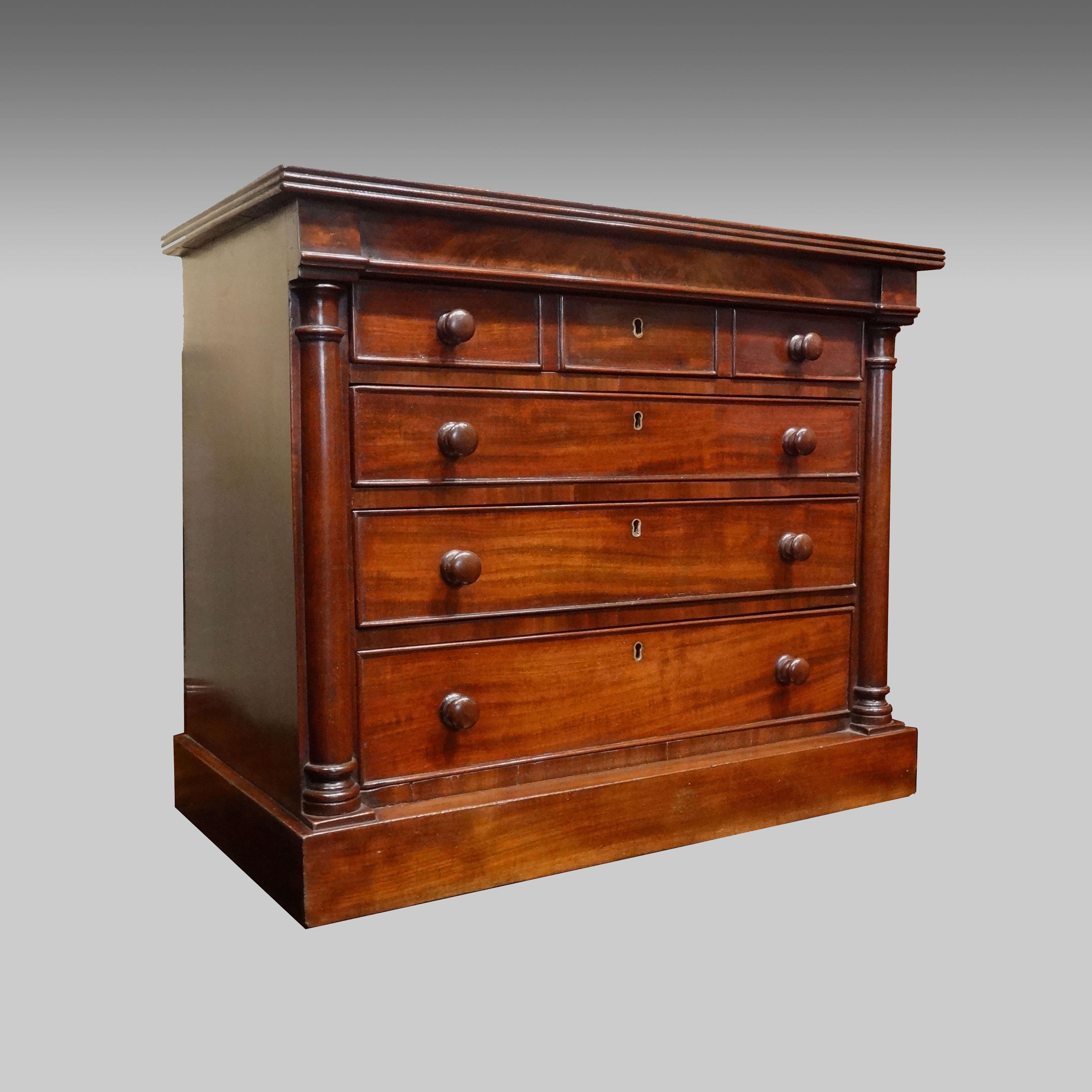 Commode miniature Regency en acajou
 
Commode miniature Regency en acajou, le dessus à bord cannelé sur quatre tiroirs gradués à perles de coq avec des poignées tournées en acajou, le tiroir du haut semble être trois mais est en fait un seul.