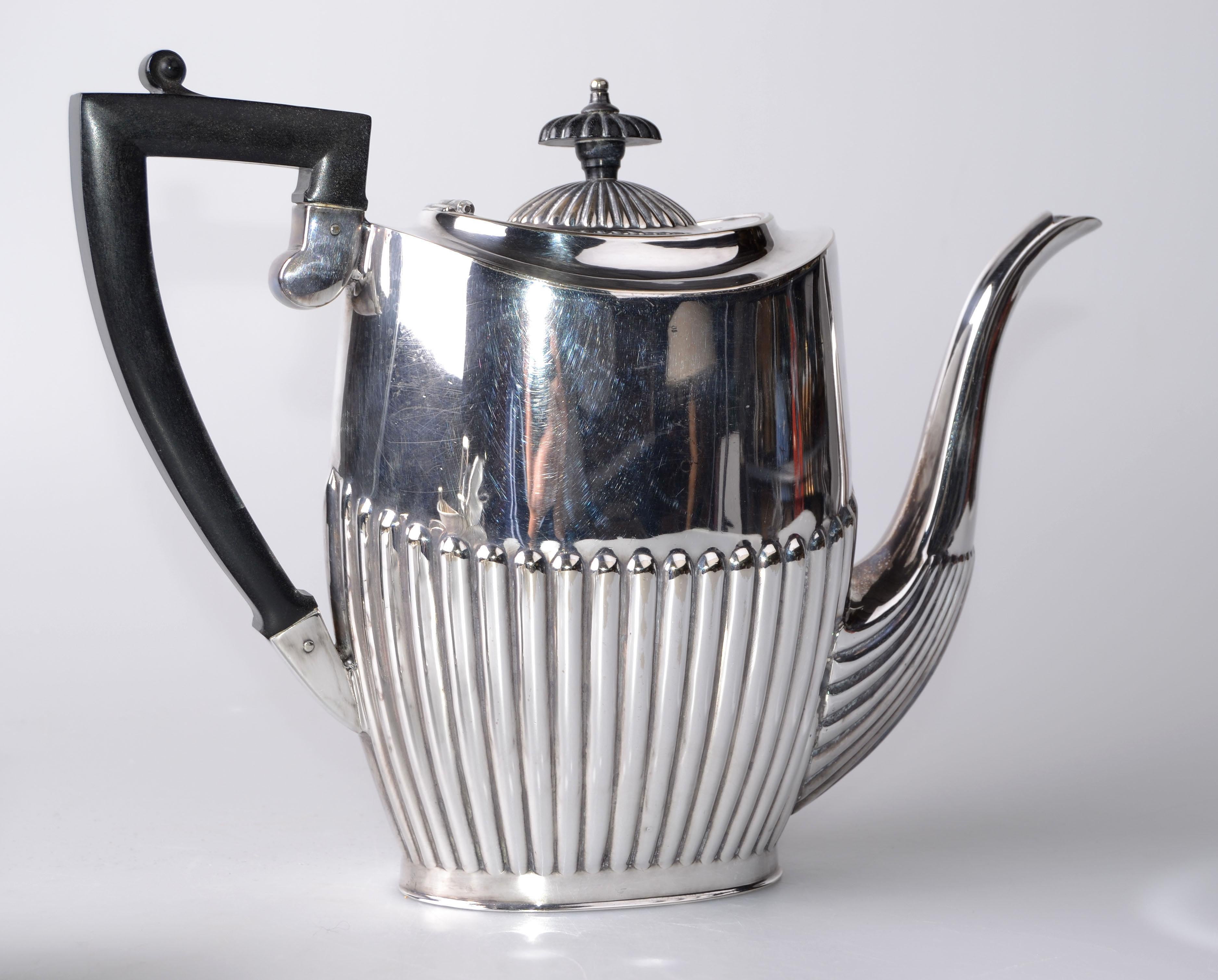 Servicio de café de plata inglesa de 1910 de Cheltenham & Company, Ltd. Sheffield, Inglaterra.
Las 4 piezas tienen las mismas marcas de fabricante en los fondos, con los diseños de unicornio grabados y las marcas EPNS. EPNS, que significa alpaca