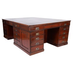 Bureau ou espace de travail pour trois personnes en cuir, de style British Colonial Antique Campaigner