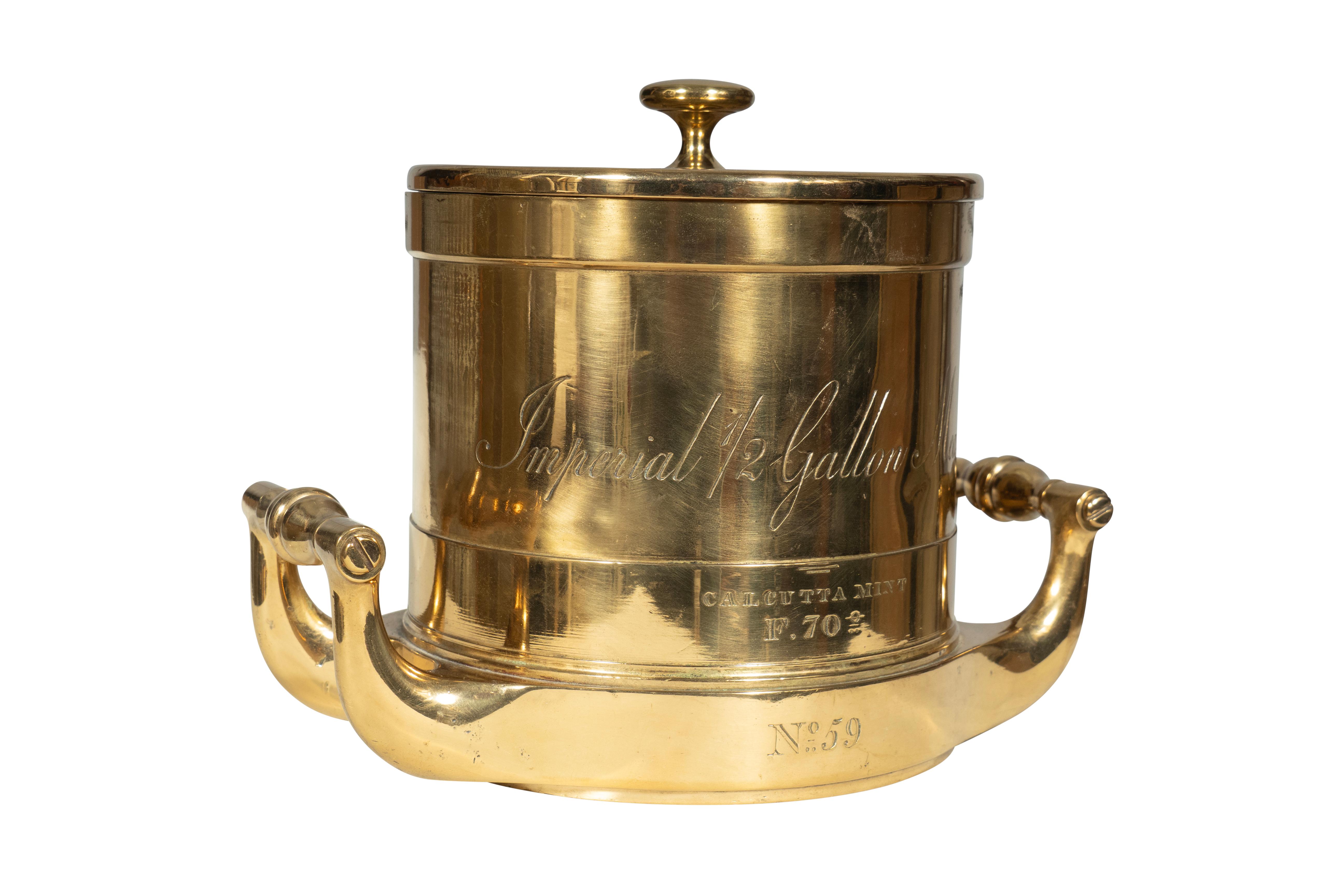Cilindrico con grandi manici con la scritta Imperial 1/2 Gallon Measure. Zecca di Calcutta. F.70. #59. Con copertina.