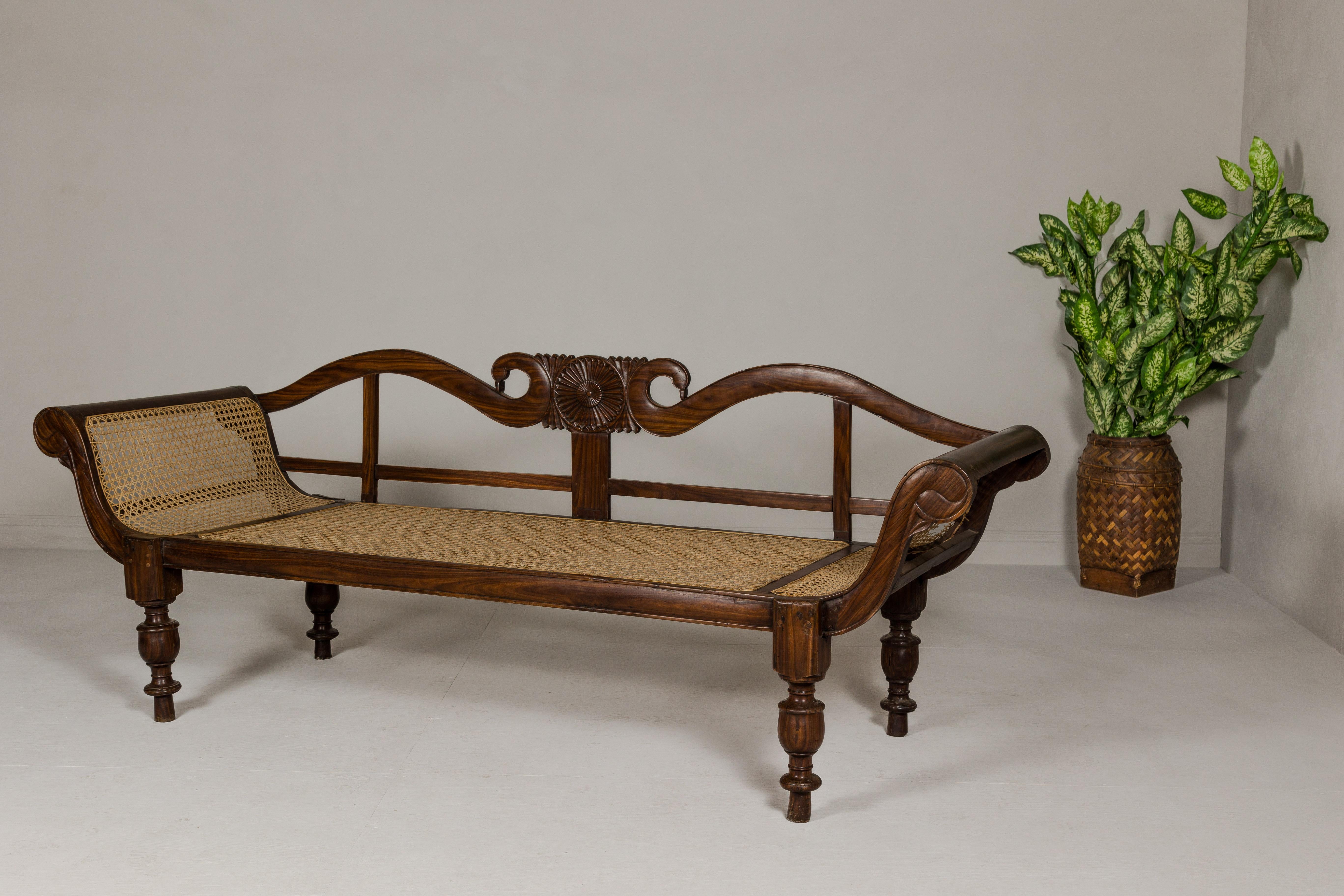 Canapé en bois sculpté et cannage de style British Colonial avec dossier en col de cygne et accoudoirs à volutes en vente 2