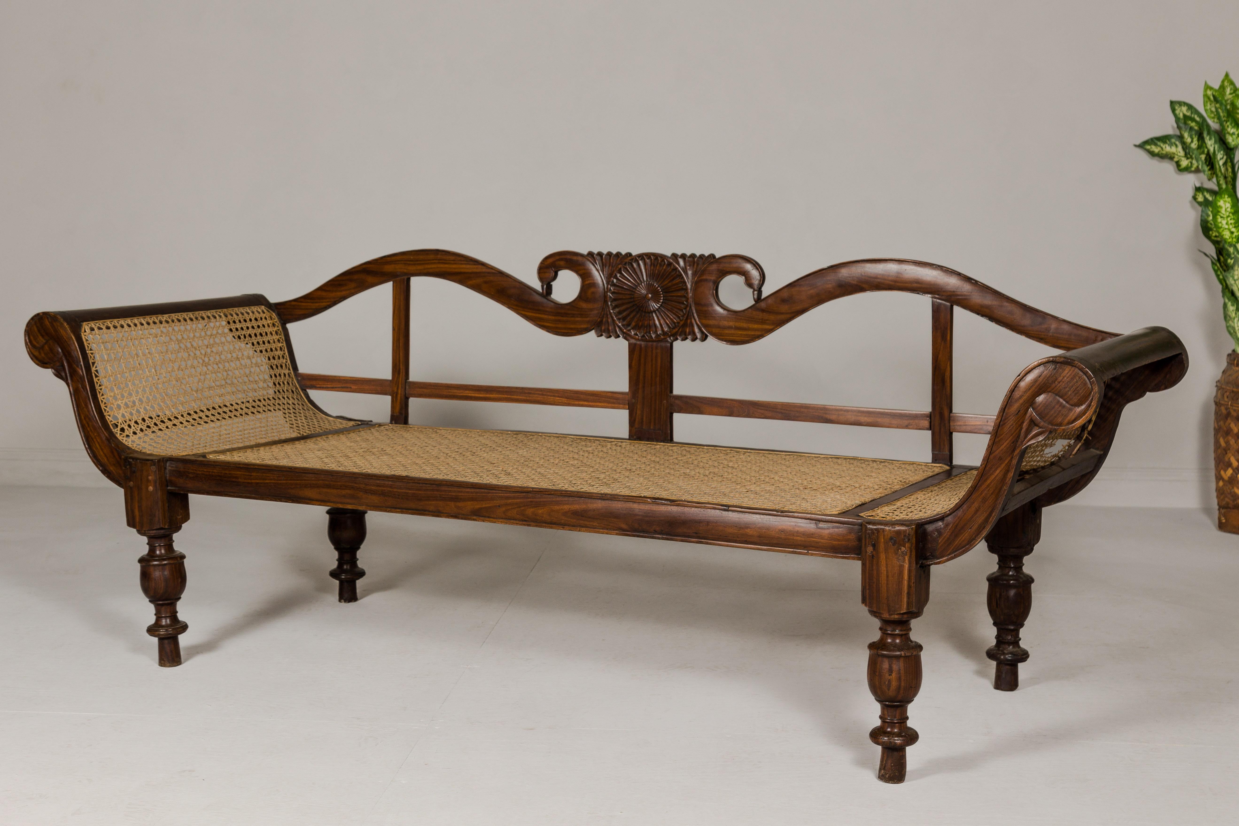 Canapé en bois sculpté et cannage de style British Colonial avec dossier en col de cygne et accoudoirs à volutes en vente 3