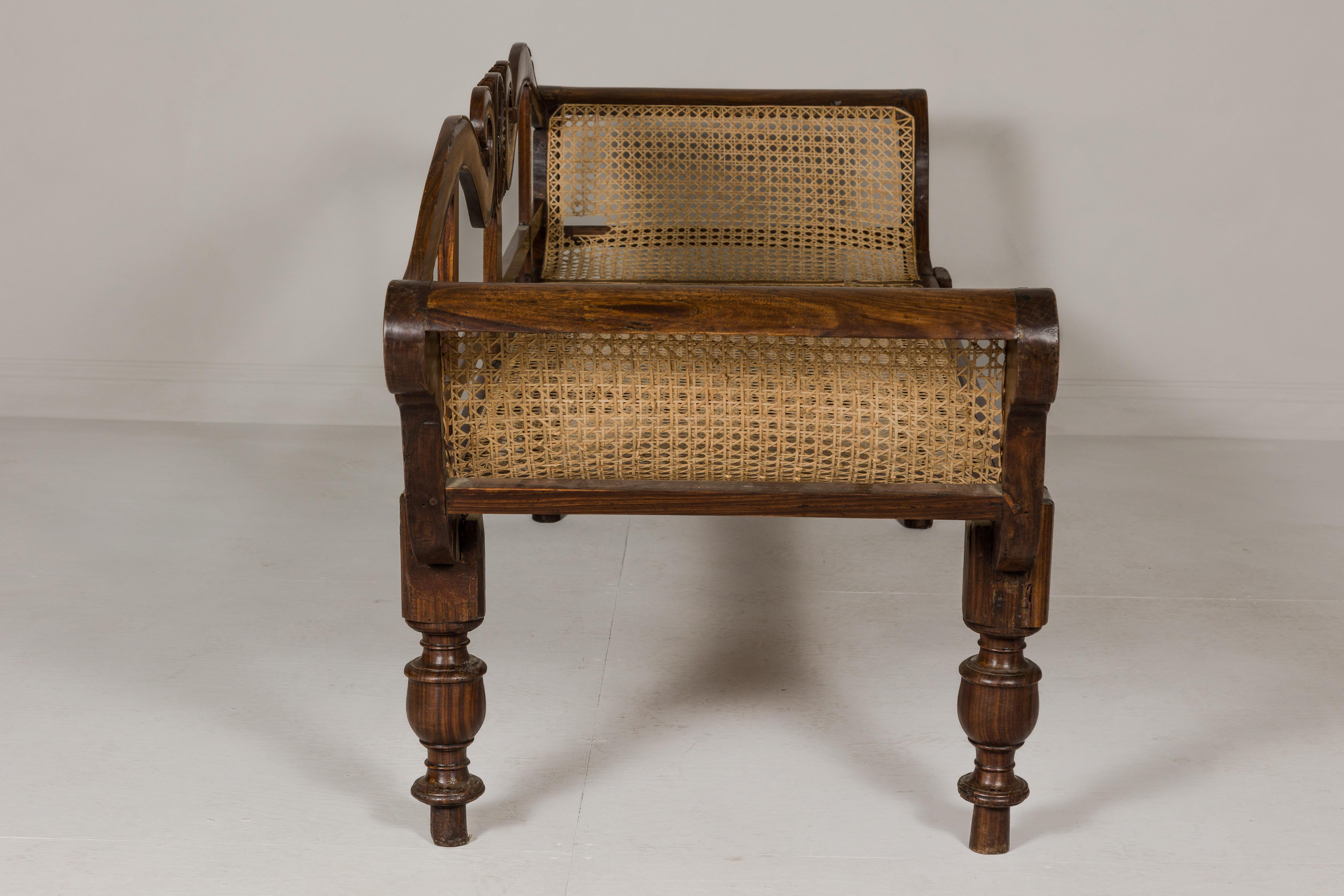 Canapé en bois sculpté et cannage de style British Colonial avec dossier en col de cygne et accoudoirs à volutes en vente 7