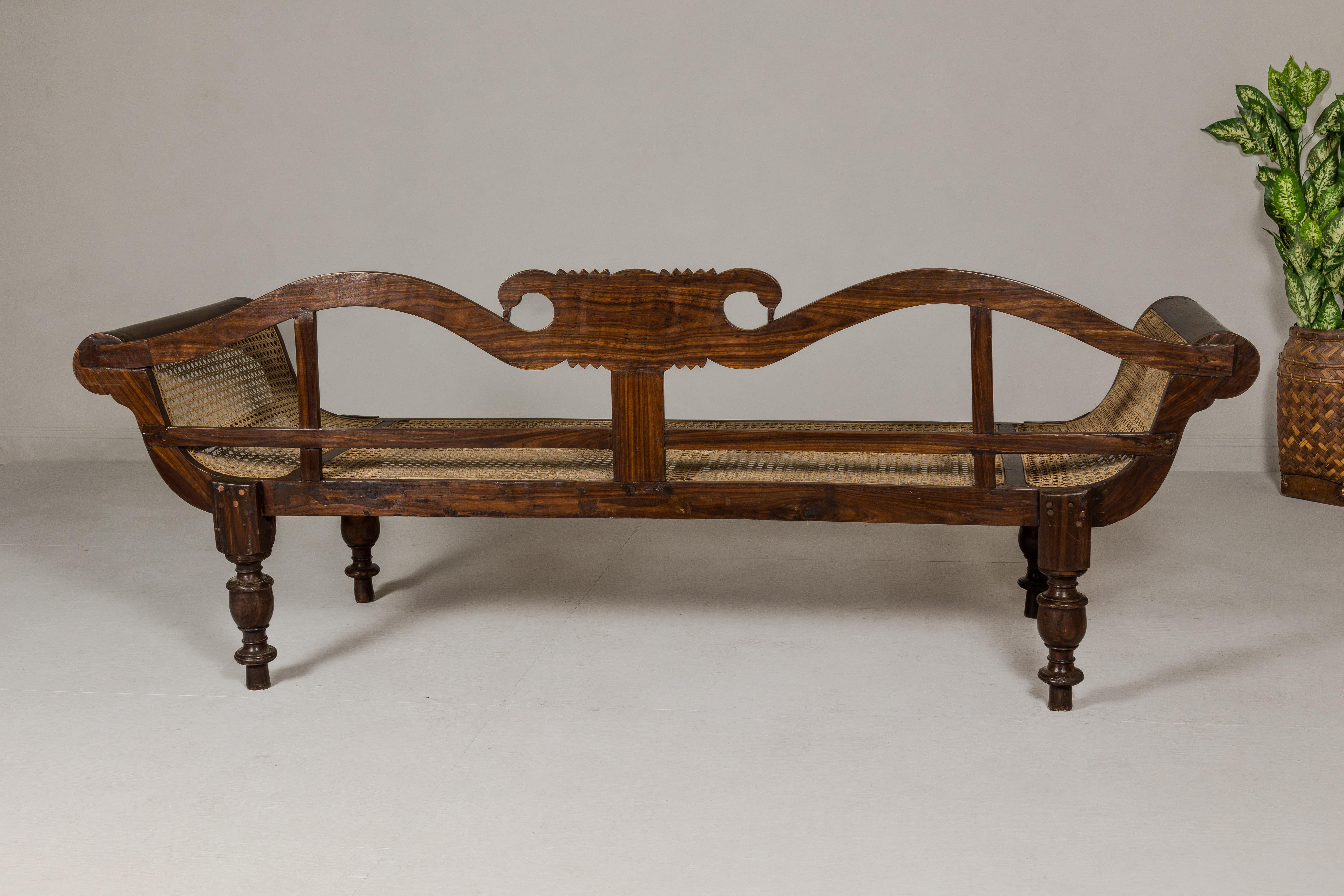 Canapé en bois sculpté et cannage de style British Colonial avec dossier en col de cygne et accoudoirs à volutes en vente 8