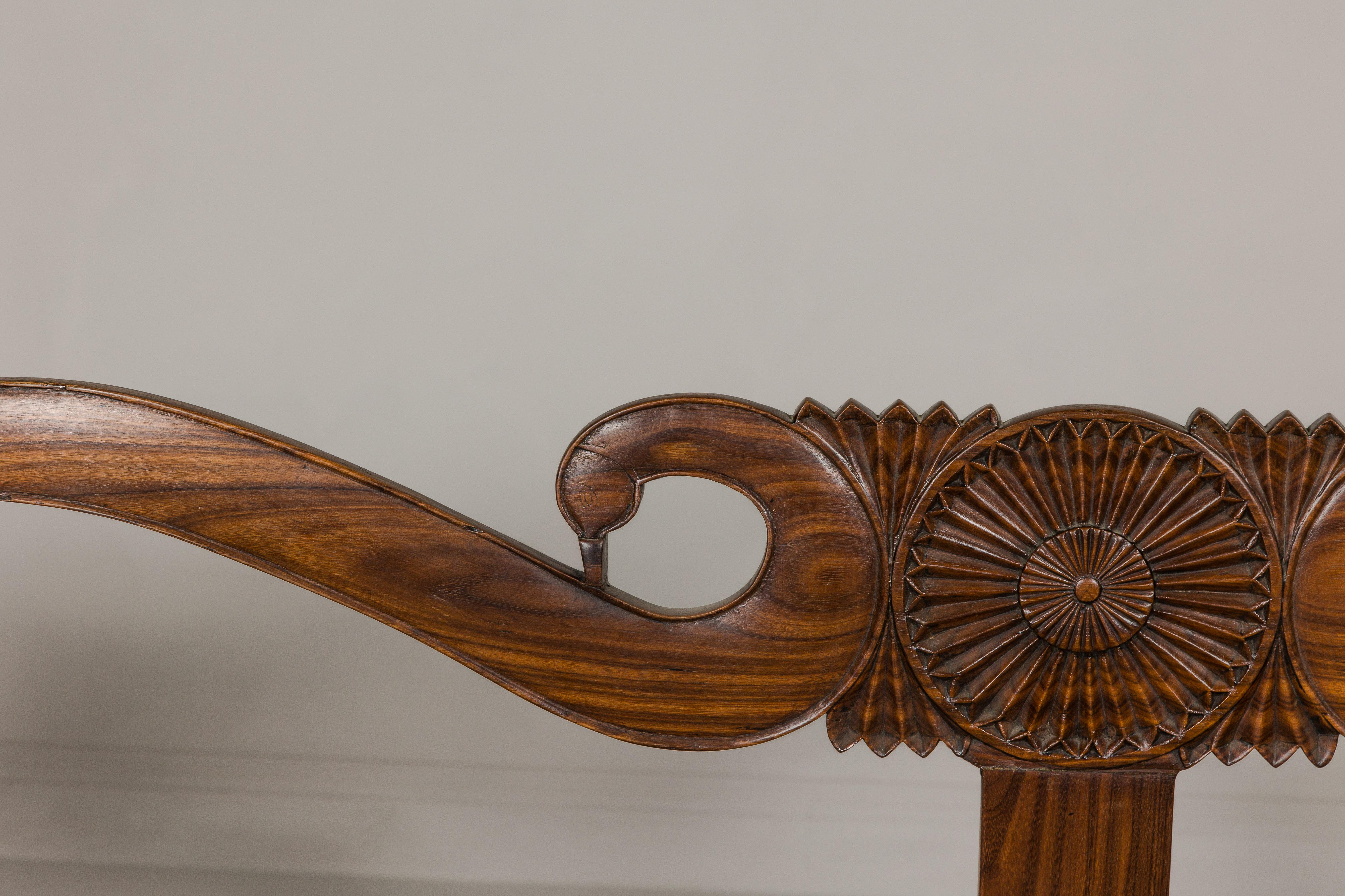 Canne Canapé en bois sculpté et cannage de style British Colonial avec dossier en col de cygne et accoudoirs à volutes en vente