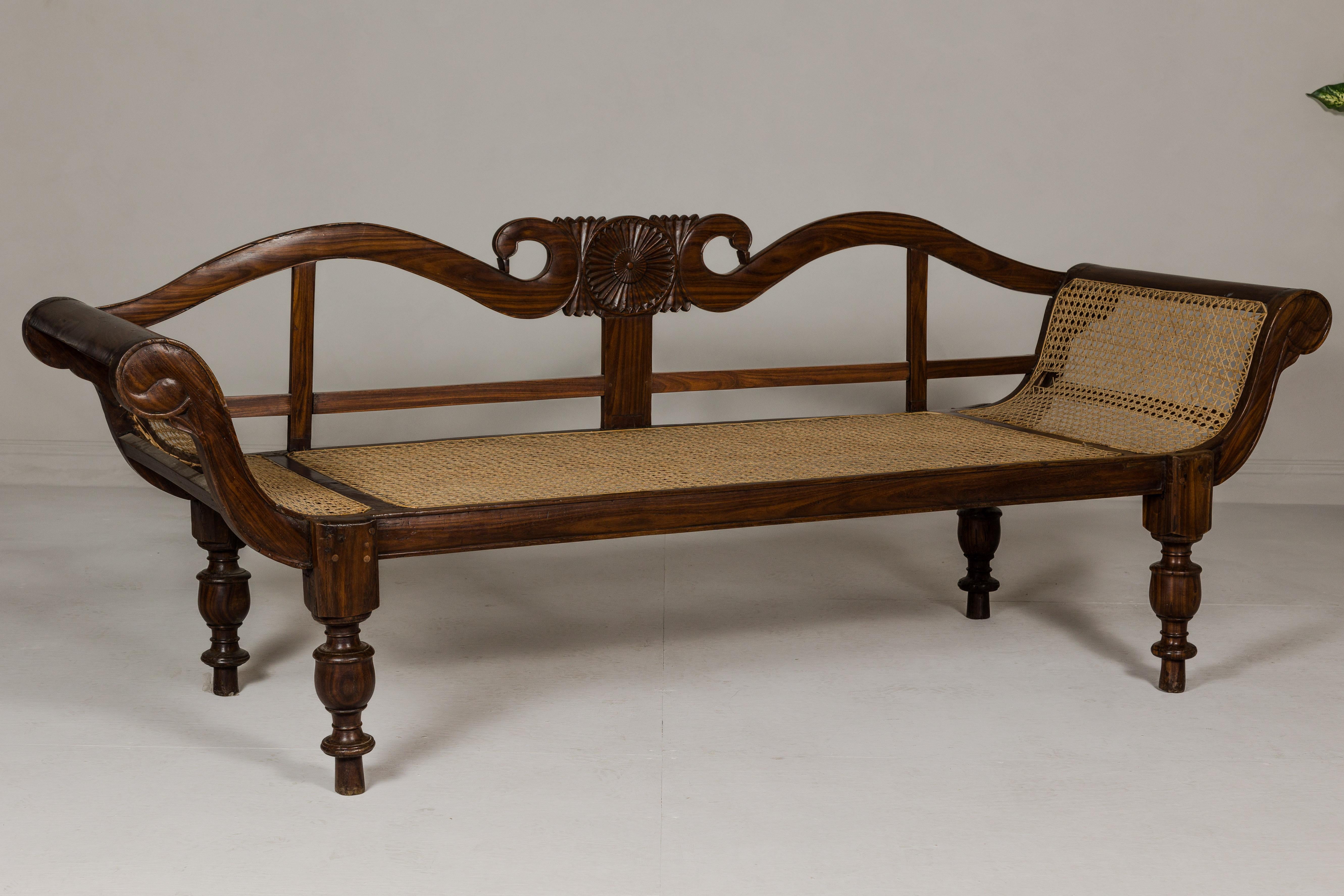 Canapé en bois sculpté et cannage de style British Colonial avec dossier en col de cygne et accoudoirs à volutes en vente 1