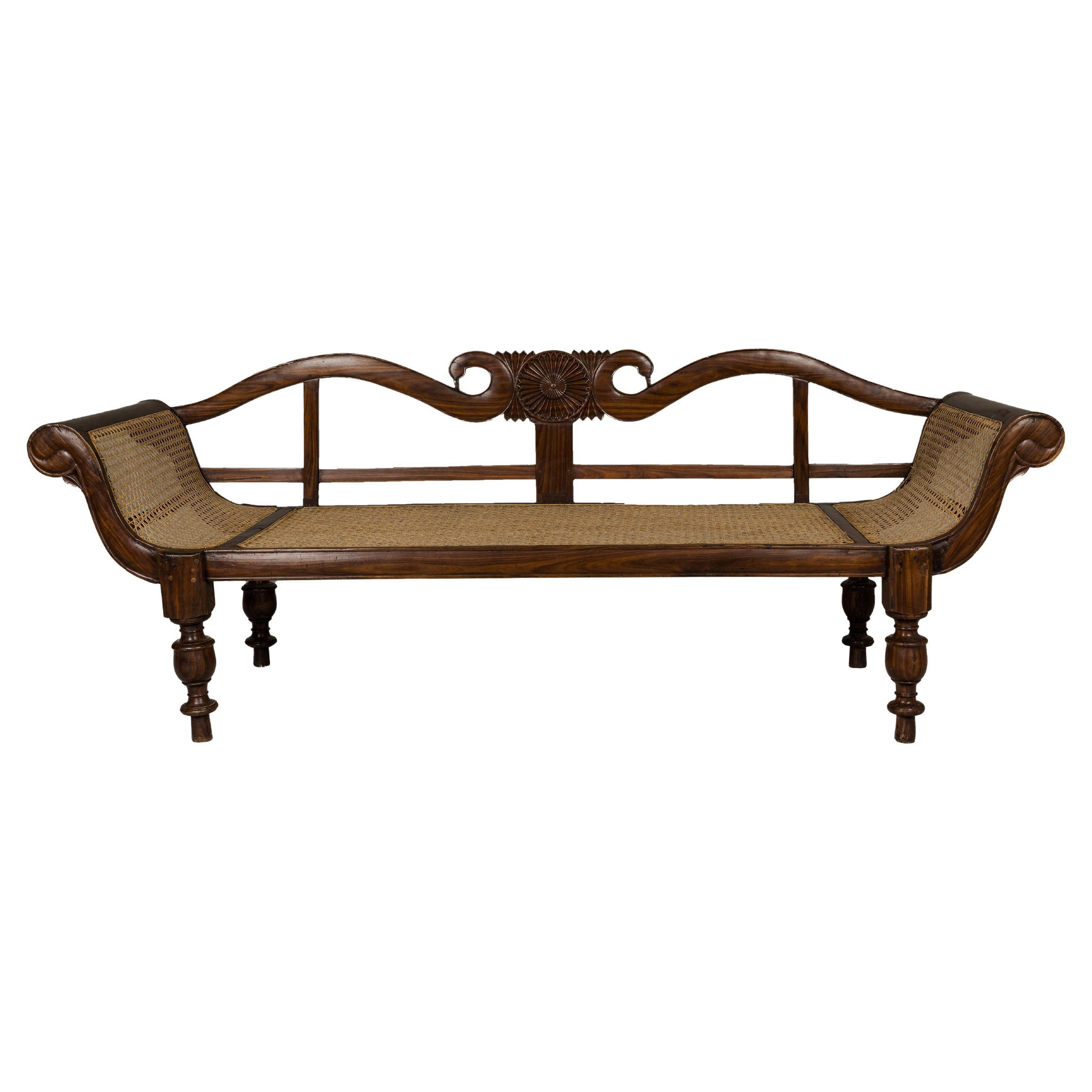 British Colonial geschnitzt und Cane Settee mit Swan Neck Back und Scrolling Arms
