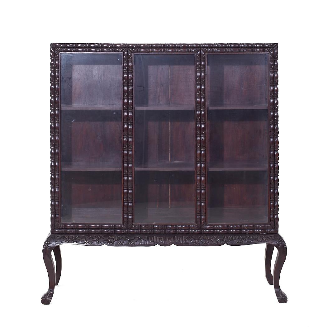 Britische Kolonialzeit geschnitzt Klaue Fuß China Cabinet

Dieser Porzellanschrank misst: 62,5 breit x 19 tief x 66,75 Zoll hoch

Wir machen unsere Fotos in einem Studio mit kontrollierter Beleuchtung, um so viele Details wie möglich zu zeigen. Wir