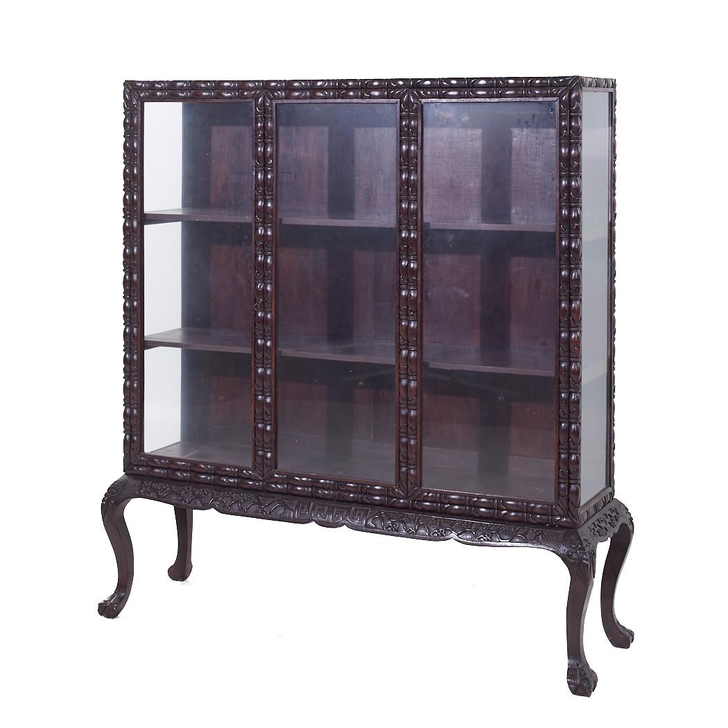 Britische Kolonialzeit geschnitzt Klaue Fuß China Cabinet (Britisch Kolonial) im Angebot