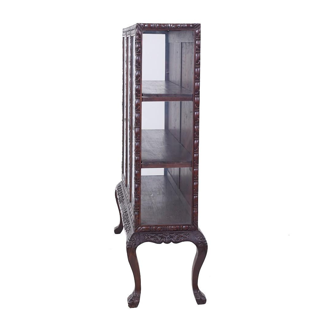 Britische Kolonialzeit geschnitzt Klaue Fuß China Cabinet (amerikanisch) im Angebot