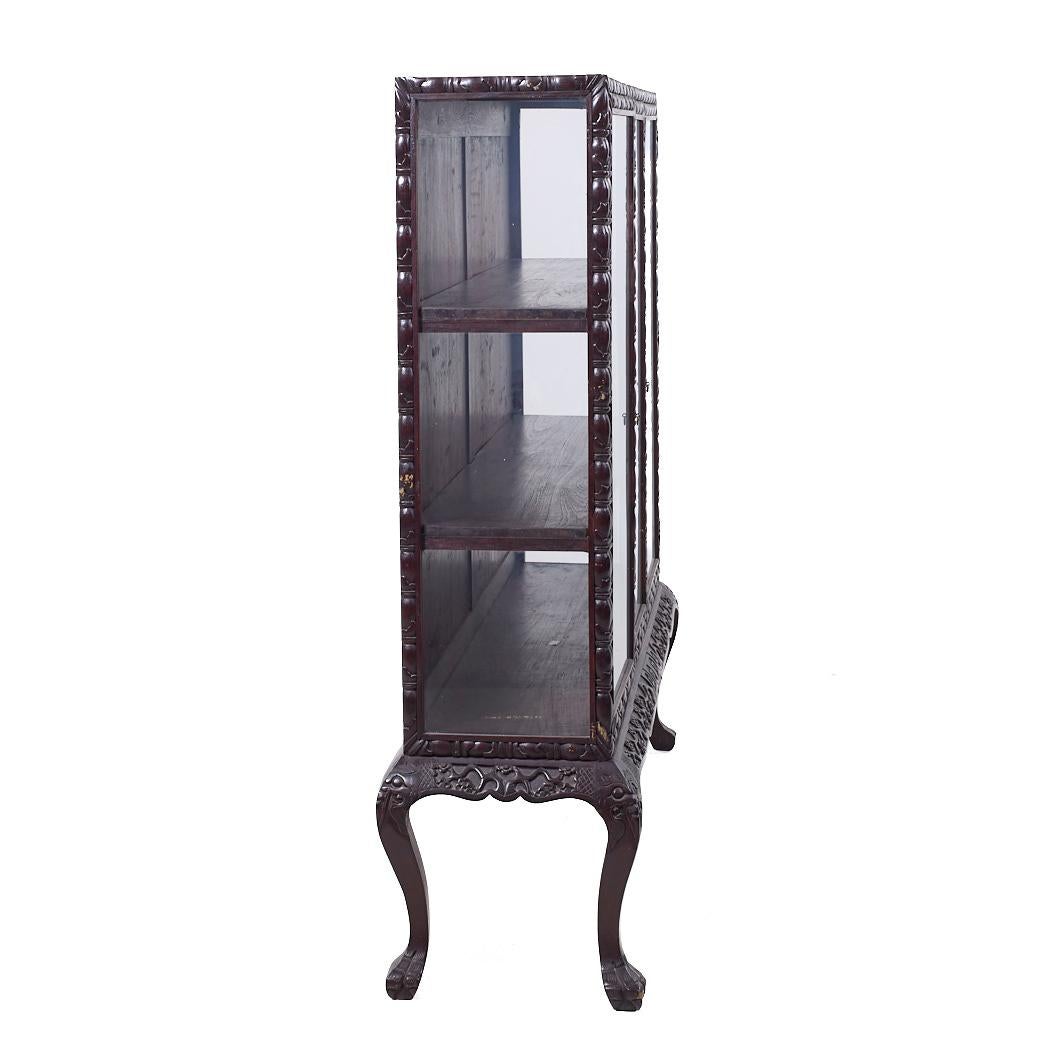 Britische Kolonialzeit geschnitzt Klaue Fuß China Cabinet im Zustand „Gut“ im Angebot in Countryside, IL