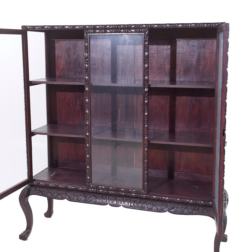 Britische Kolonialzeit geschnitzt Klaue Fuß China Cabinet (Ende des 20. Jahrhunderts) im Angebot