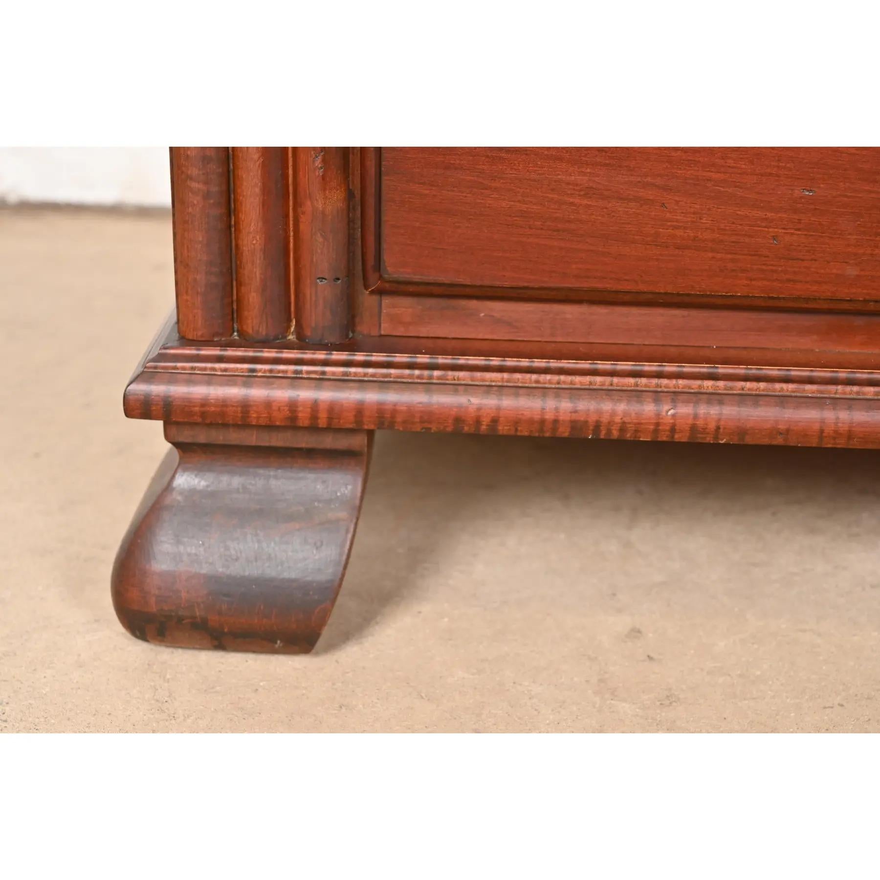 Commode haute en érable sculpté British Colonial en vente 3