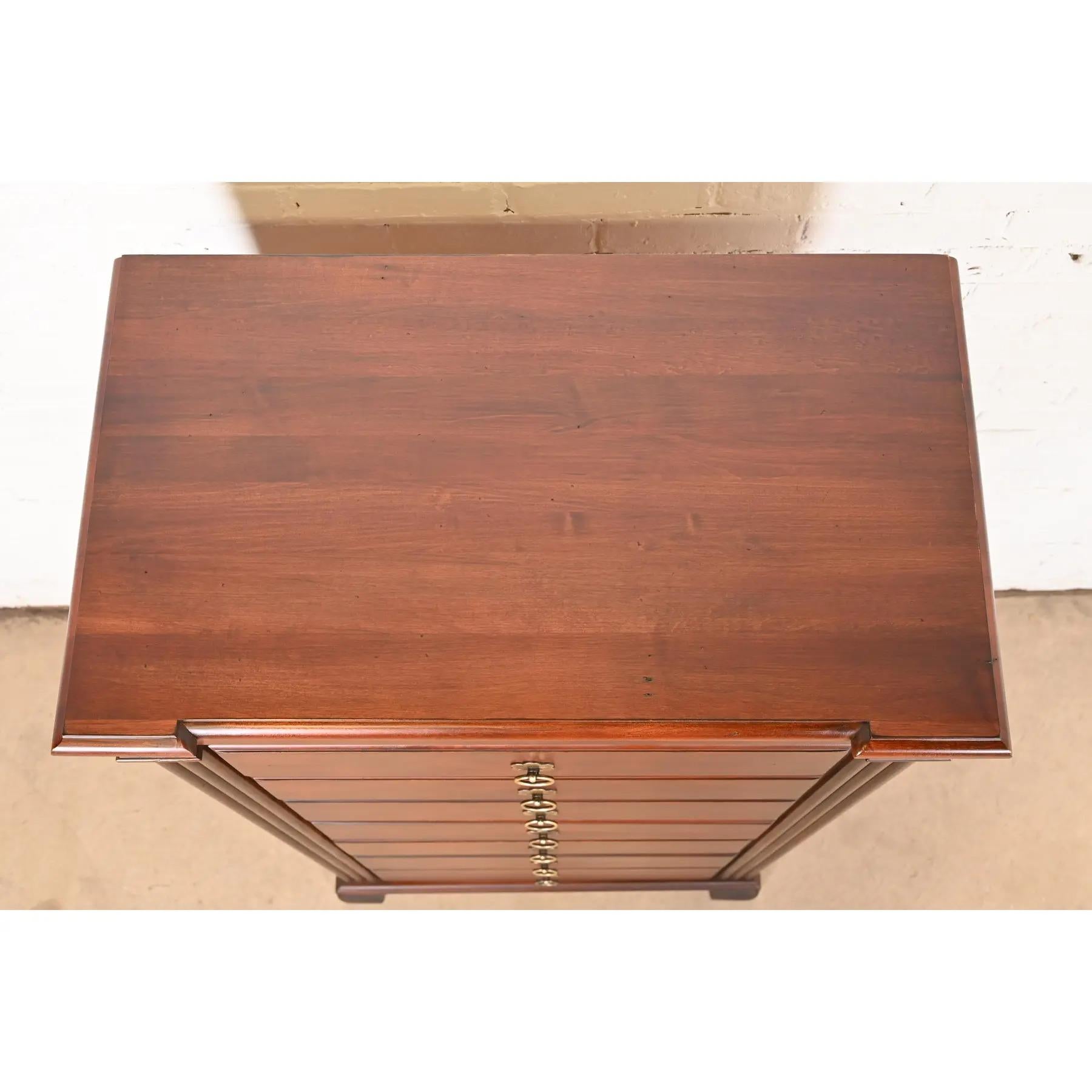 Commode haute en érable sculpté British Colonial en vente 4