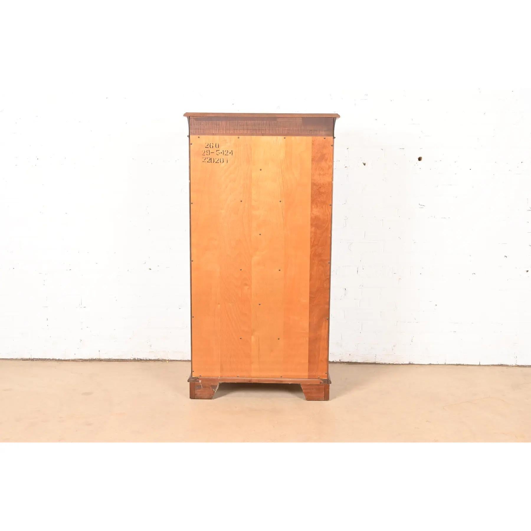 Commode haute en érable sculpté British Colonial en vente 5