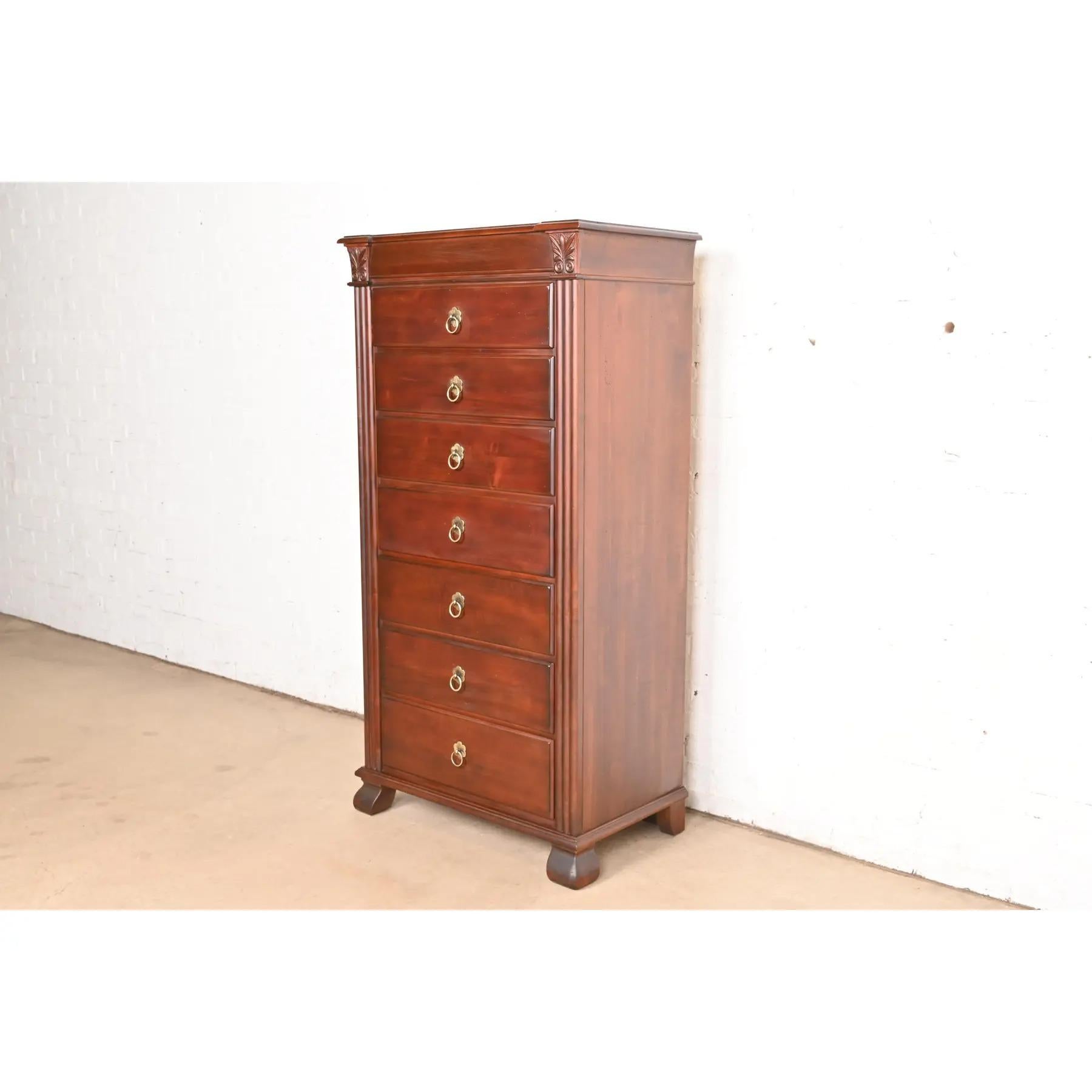 Magnifique commode ou coffre à lingerie à sept tiroirs de style Coloni ou néoclassique britannique.

États-Unis, début du 21e siècle

En érable, avec des colonnes sculptées et des ferrures en laiton d'origine.

Dimensions : 30 