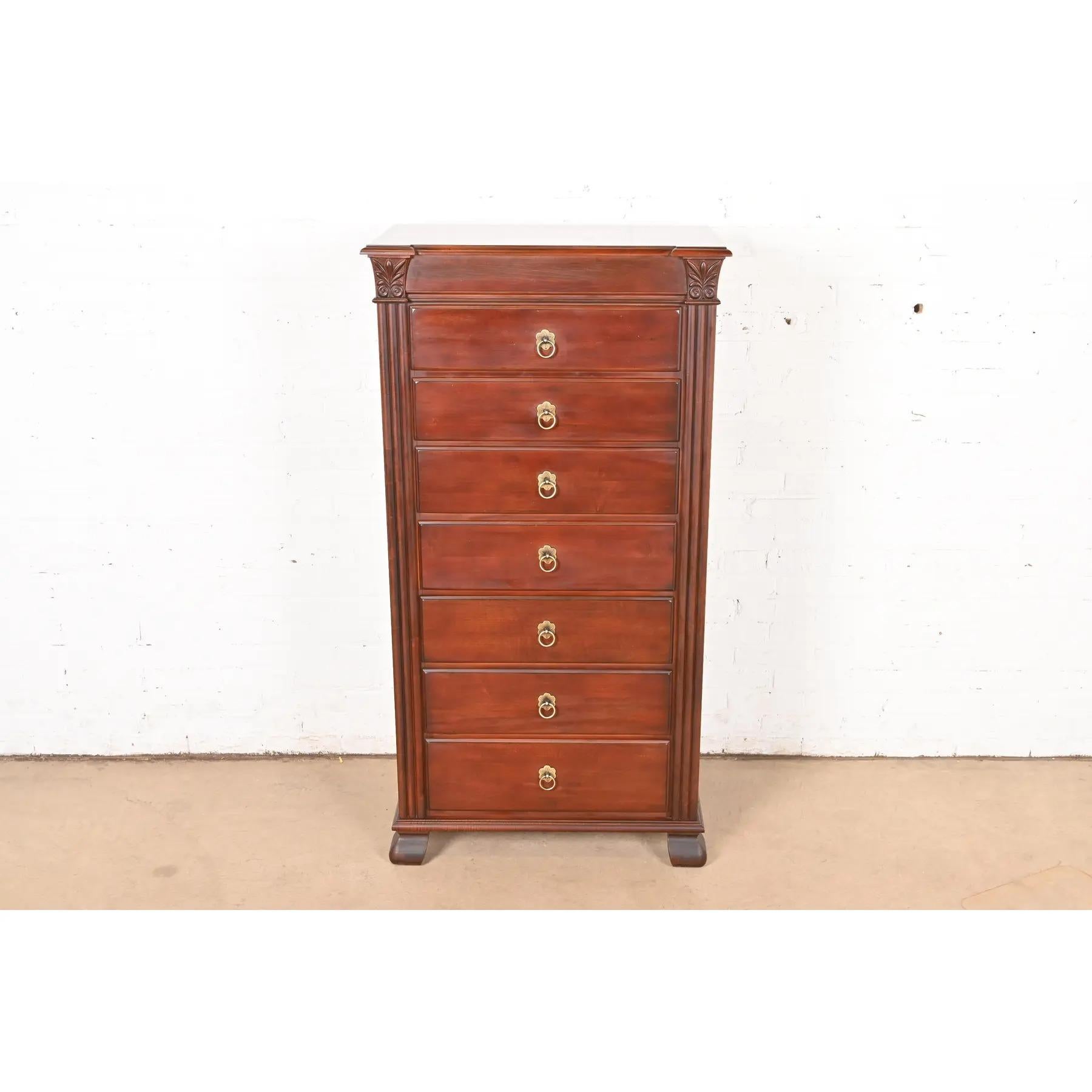 Colonial britannique Commode haute en érable sculpté British Colonial en vente