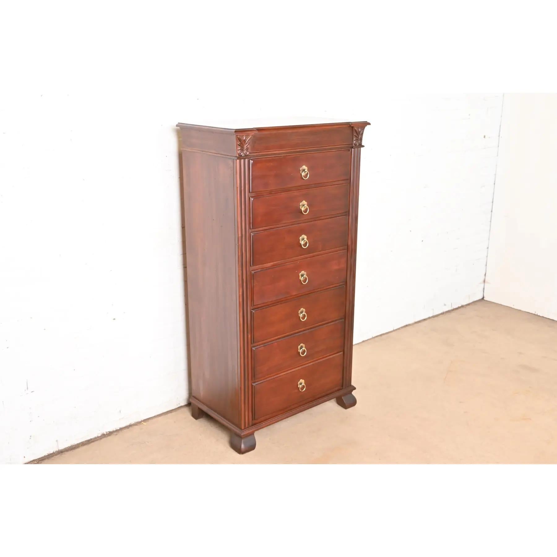 Commode haute en érable sculpté British Colonial Bon état - En vente à South Bend, IN