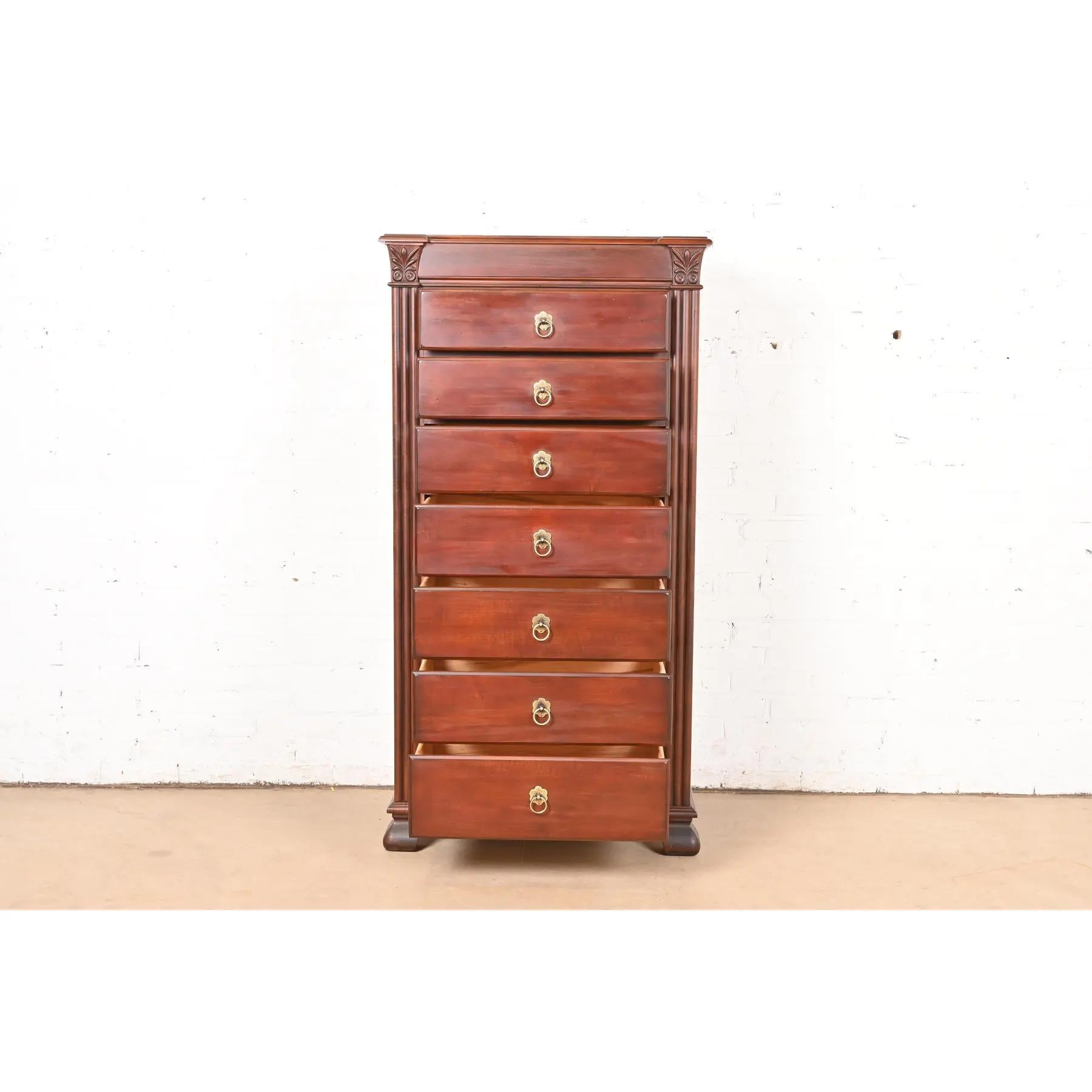 XXIe siècle et contemporain Commode haute en érable sculpté British Colonial en vente