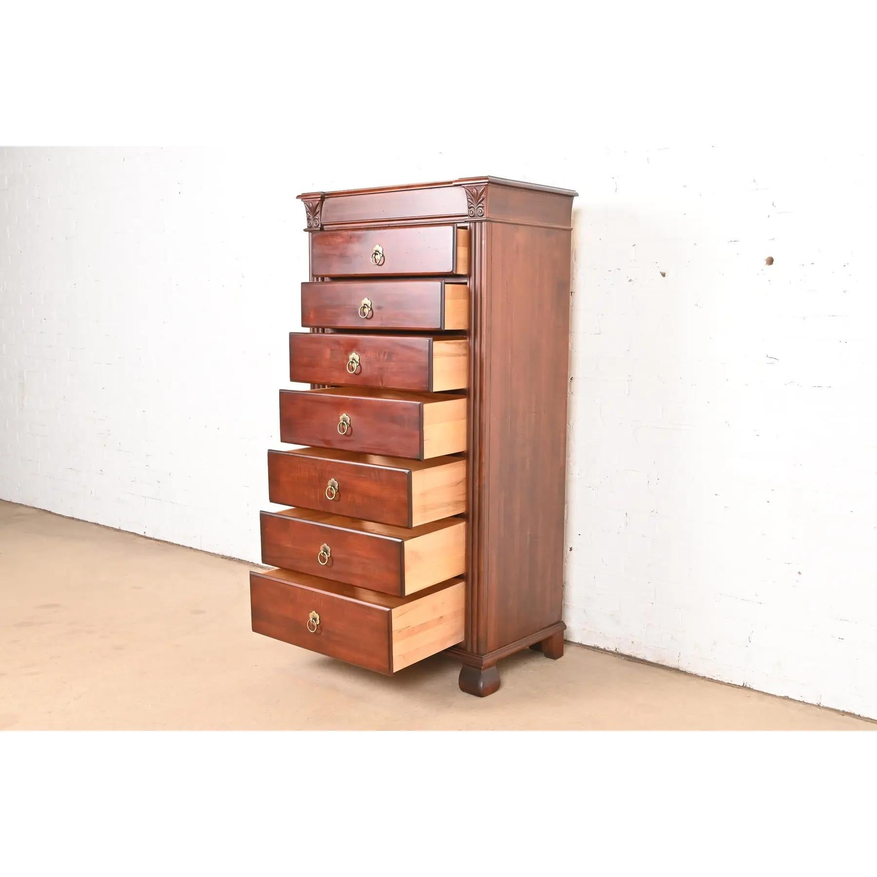 Laiton Commode haute en érable sculpté British Colonial en vente