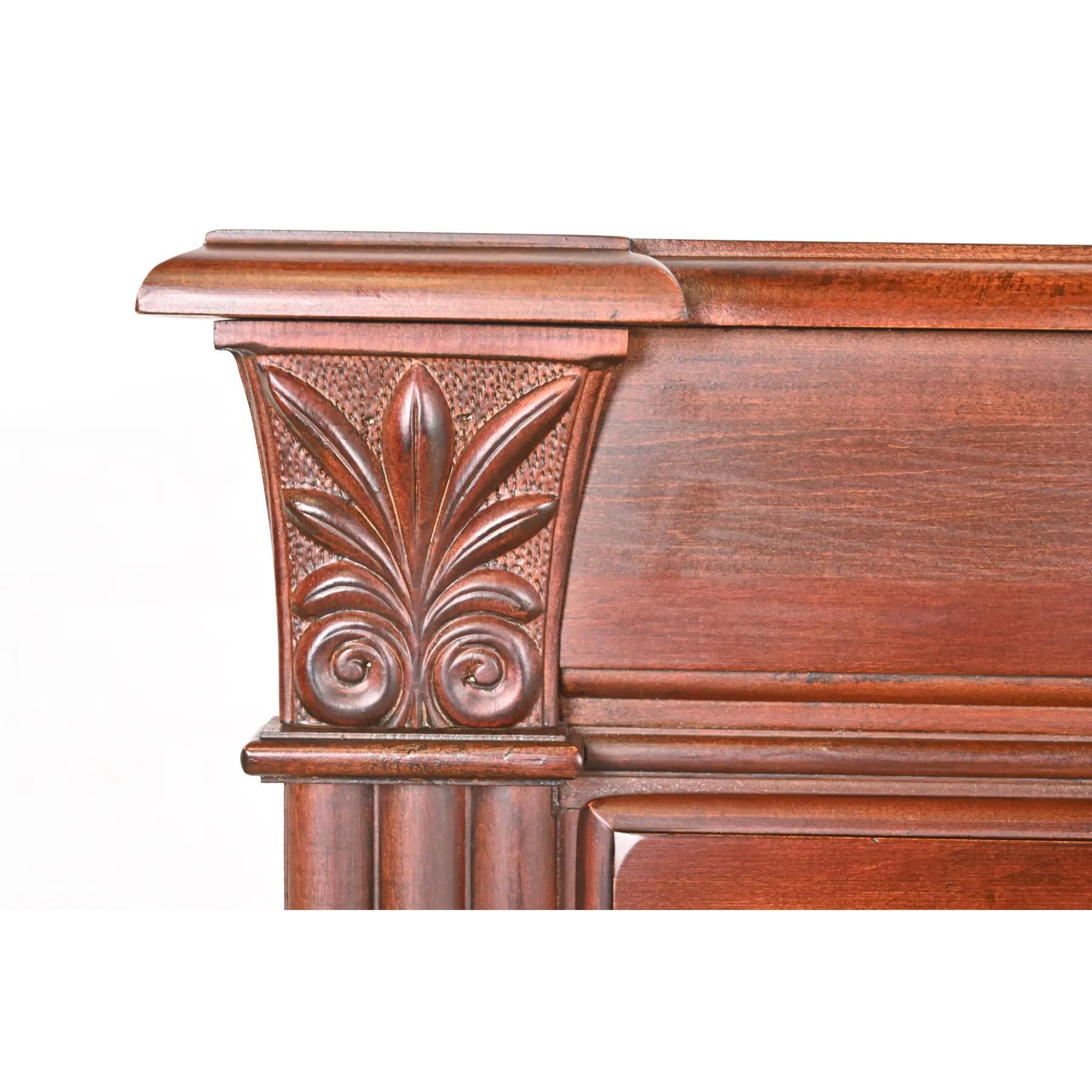 Commode haute en érable sculpté British Colonial en vente 2