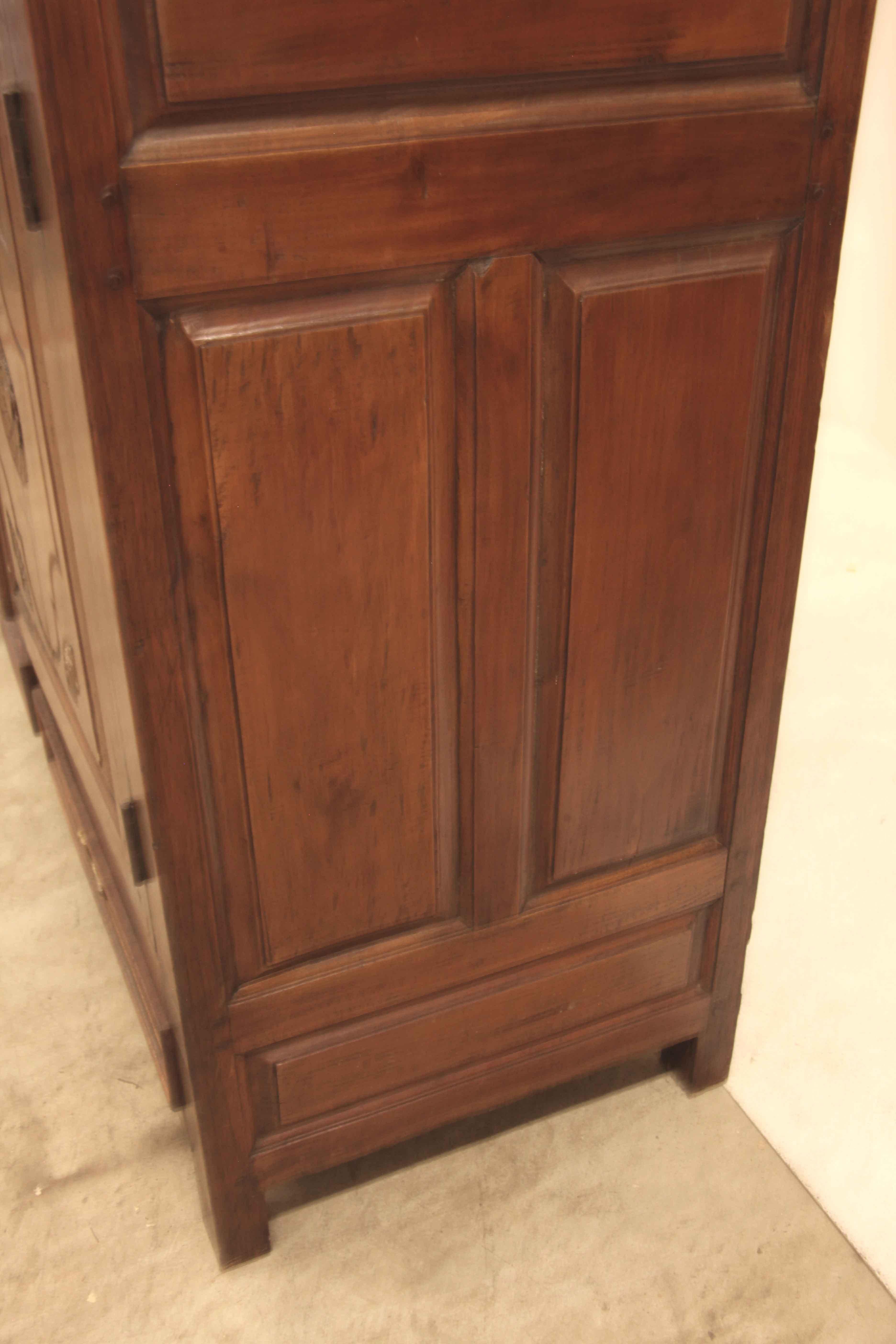 British Colonial Carved Teak Linen Press In Good Condition For Sale In Wilson, NC