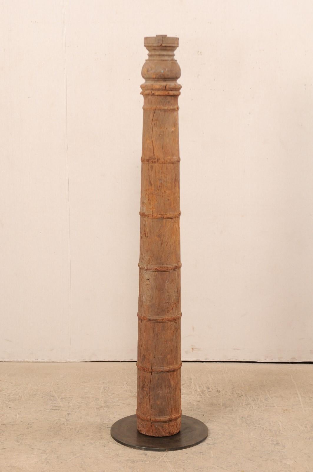 Dekorative geschnitzte Holzsäule aus der britischen Kolonialzeit (Indisch) im Angebot