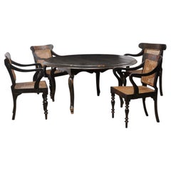 Ensemble de salle à manger colonial britannique Table ronde et quatre chaises à bras avec siège/dossier en rotin