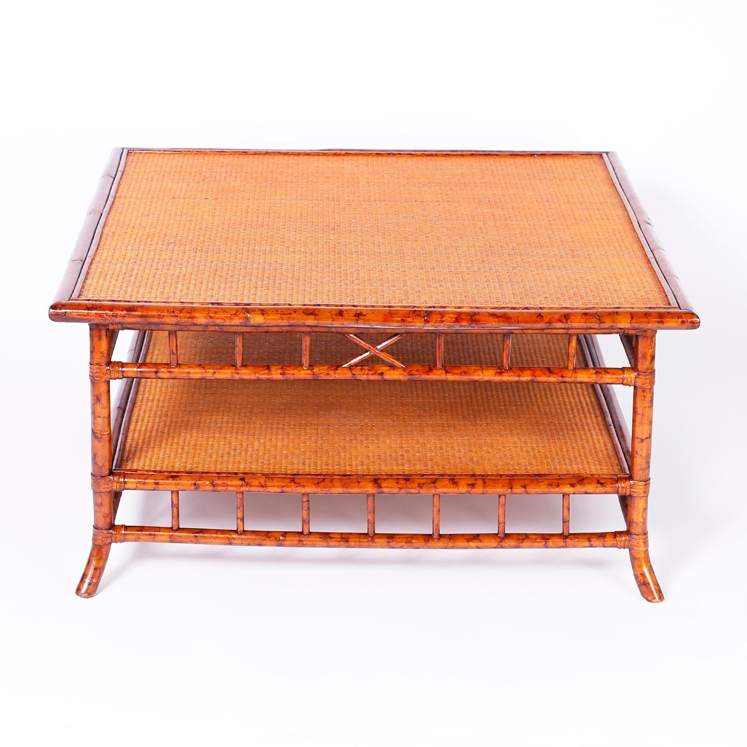 Colonial britannique Table basse carrée en faux bambou et toile d'herbe British Colonial en vente