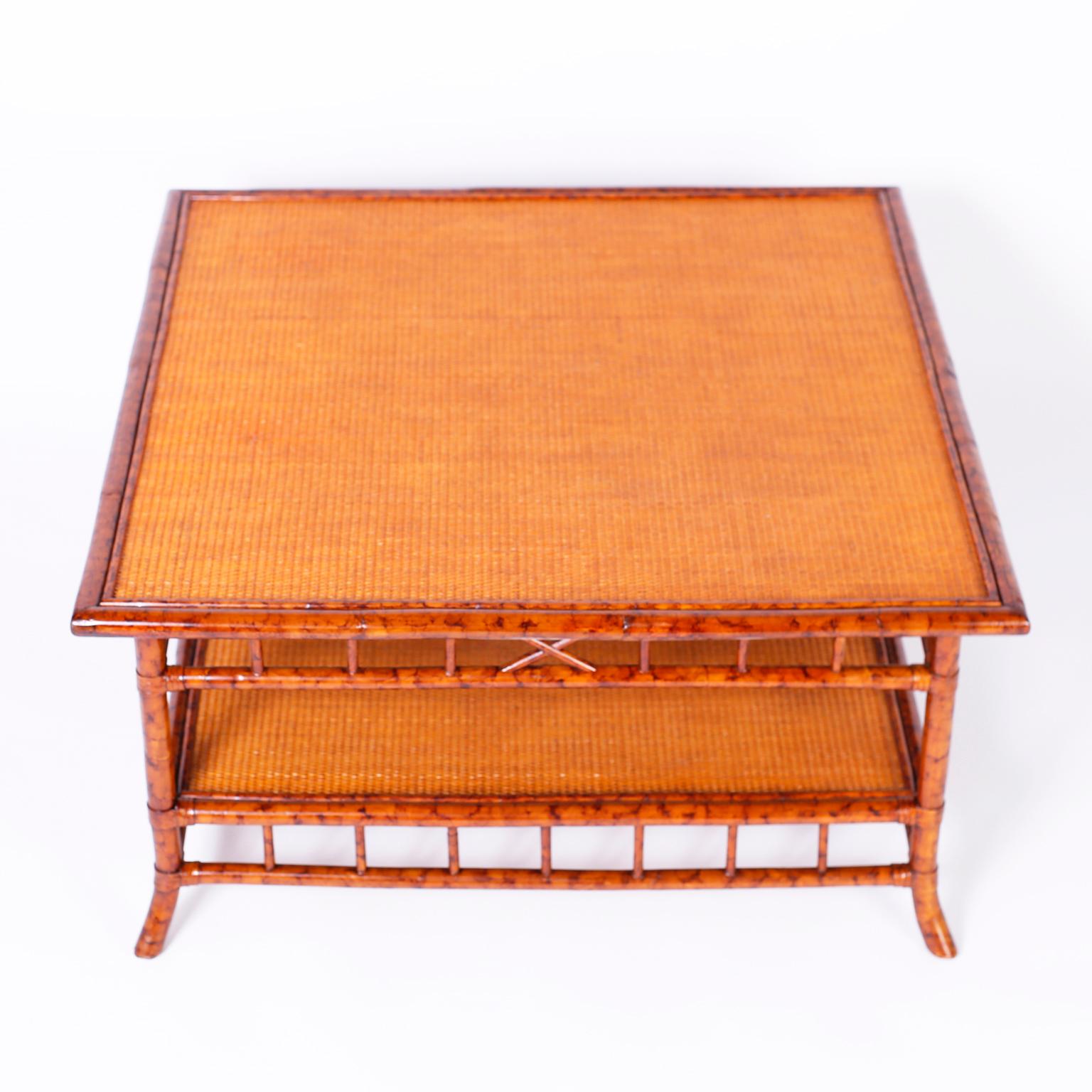 Américain Table basse carrée en faux bambou et toile d'herbe British Colonial