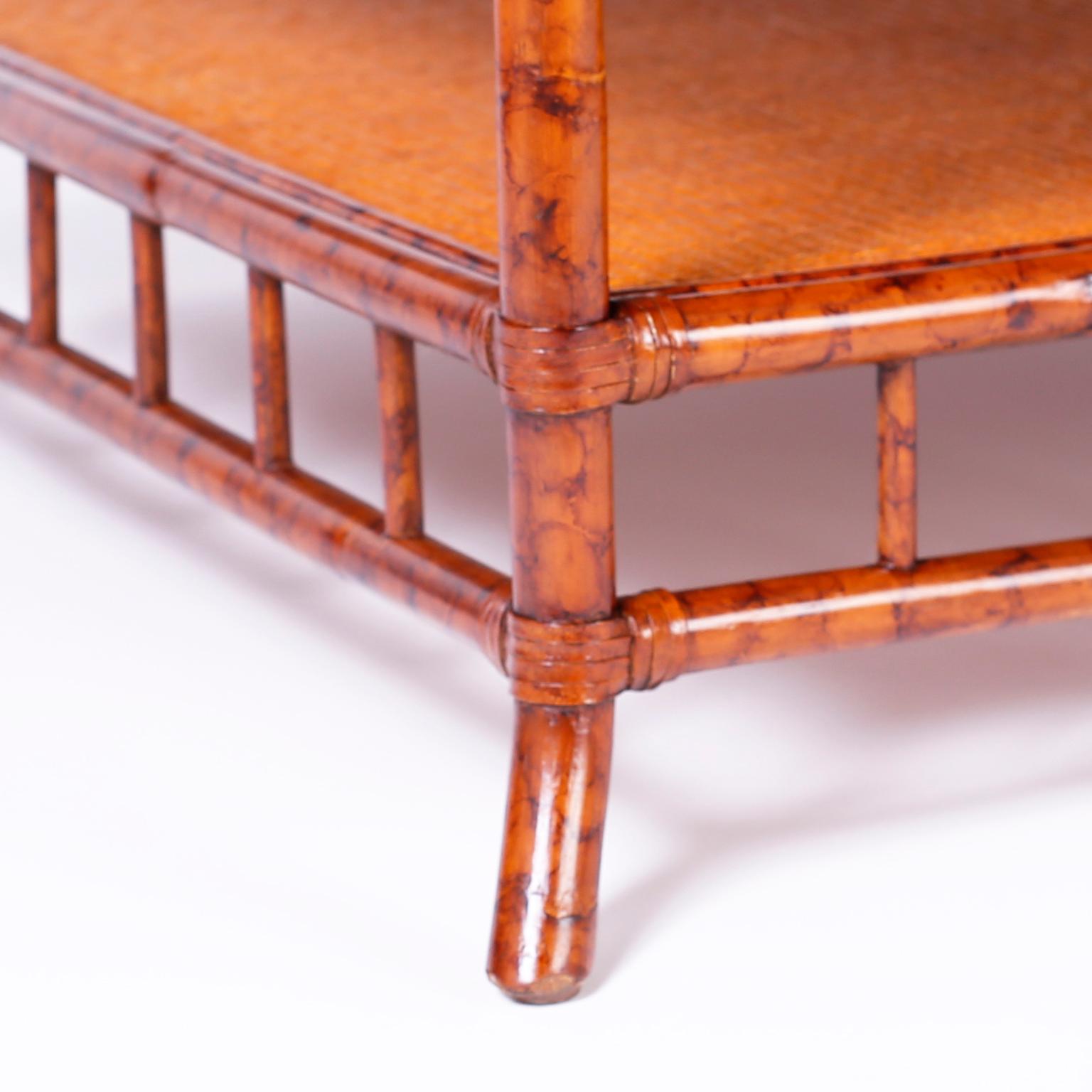 Imitation bambou Table basse carrée en faux bambou et toile d'herbe British Colonial en vente