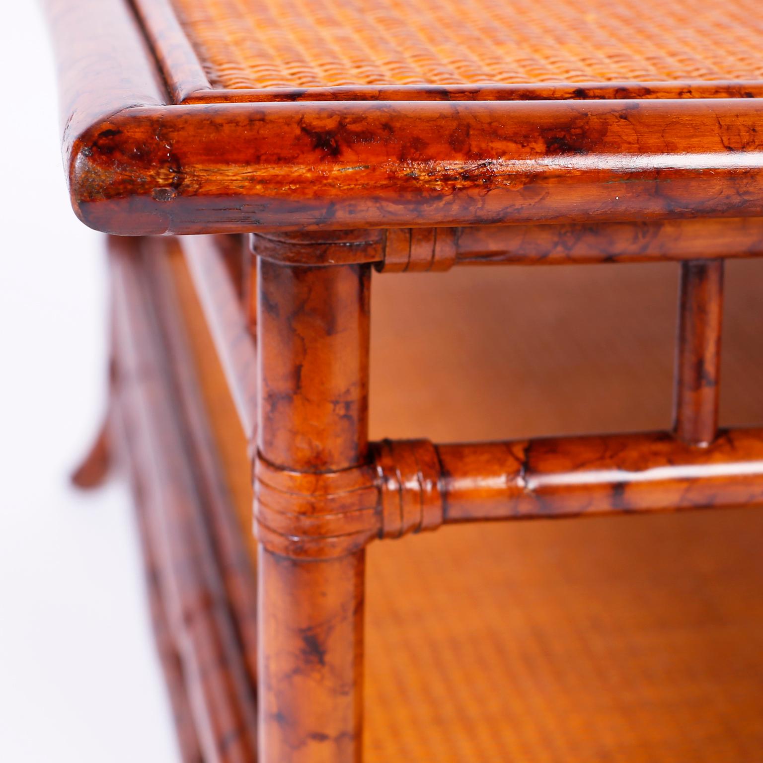 Table basse carrée en faux bambou et toile d'herbe British Colonial en vente 2