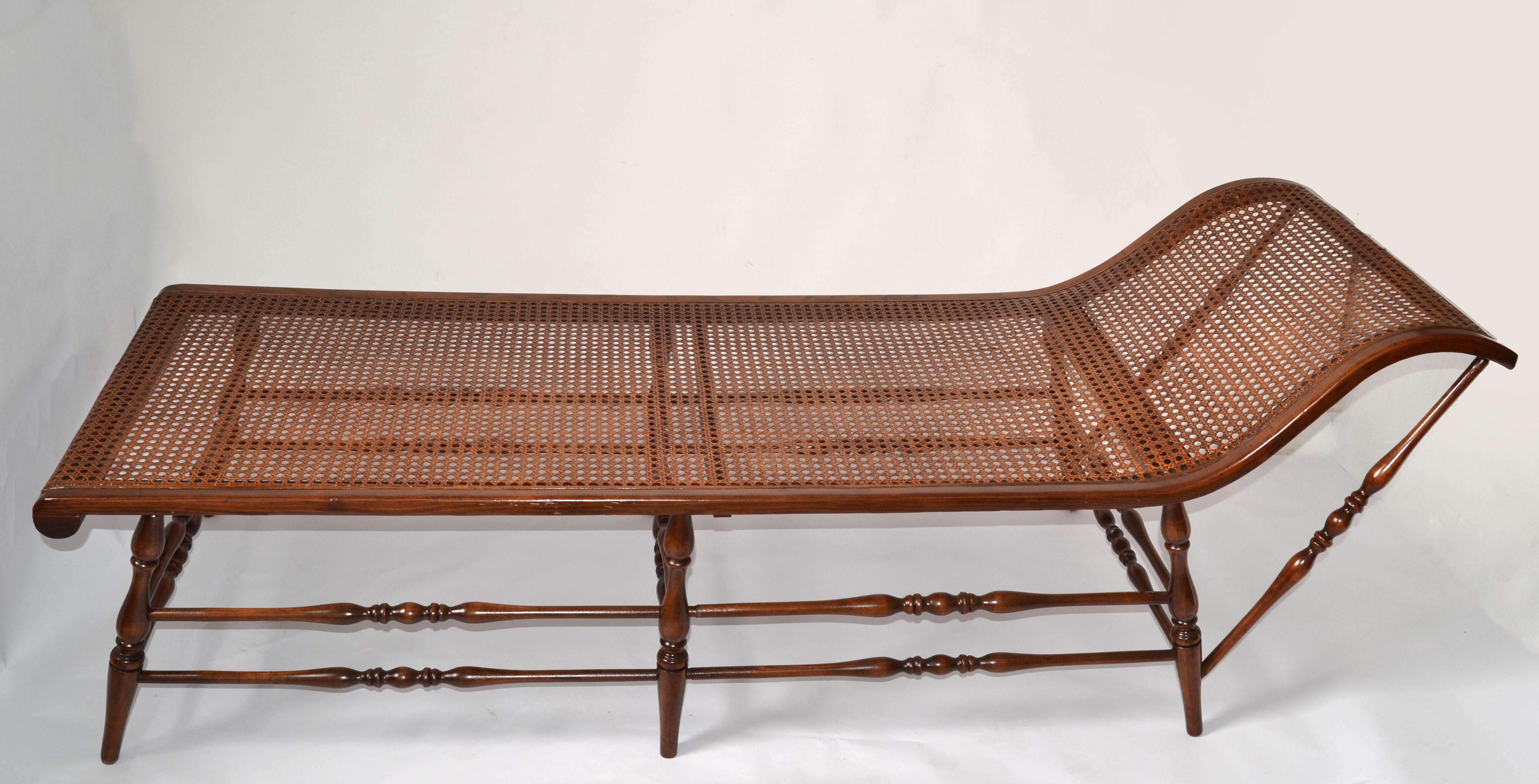 British Colonial Handwoven Cane Turned Wood Spindle Frame Chaise Lounge Daybed In Good Condition For Sale In Miami, FL