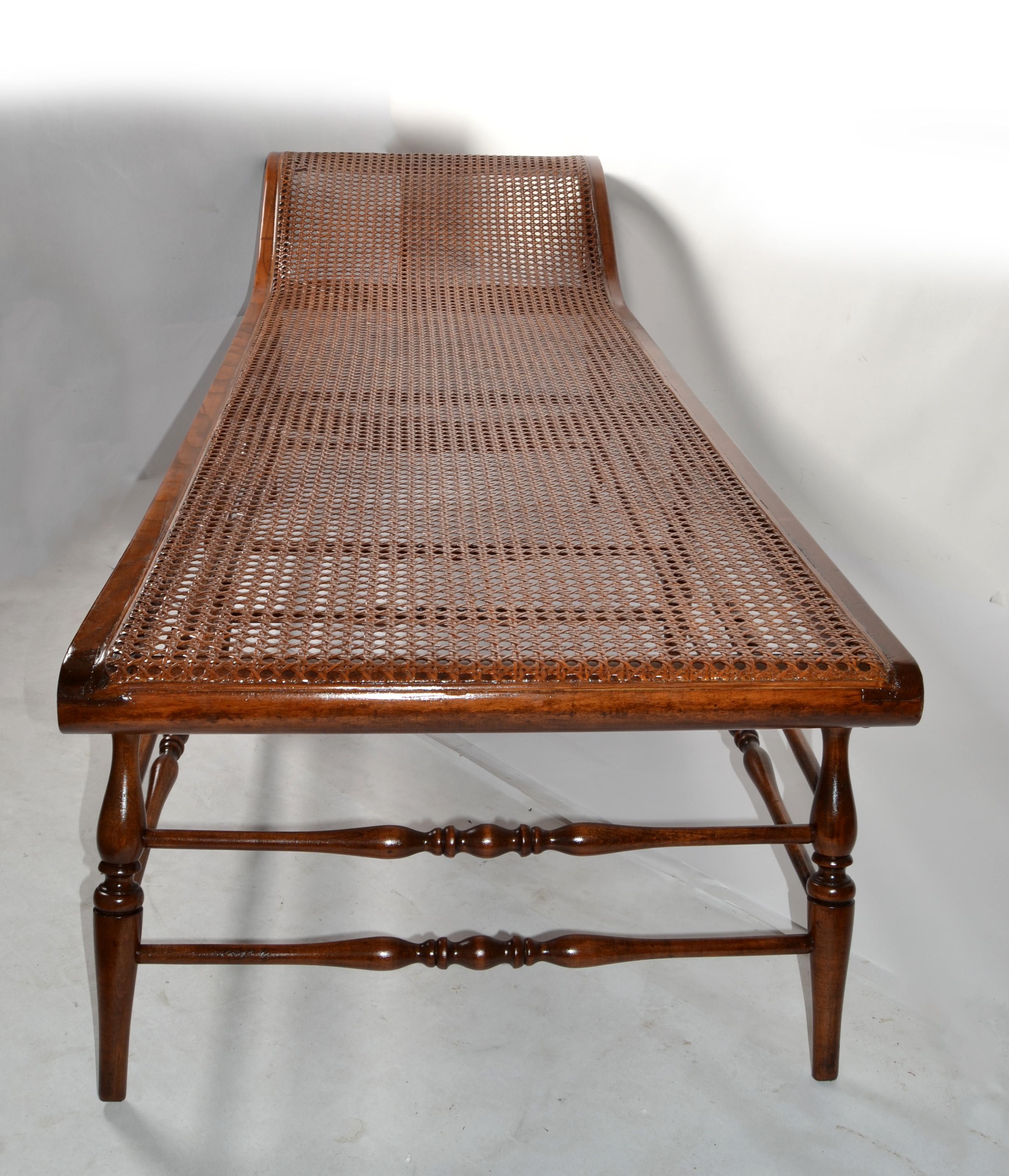 British Colonial Handgewebtes Rohr gedrehtes Holz Spindel Rahmen Chaise Lounge Daybed  im Zustand „Gut“ im Angebot in Miami, FL