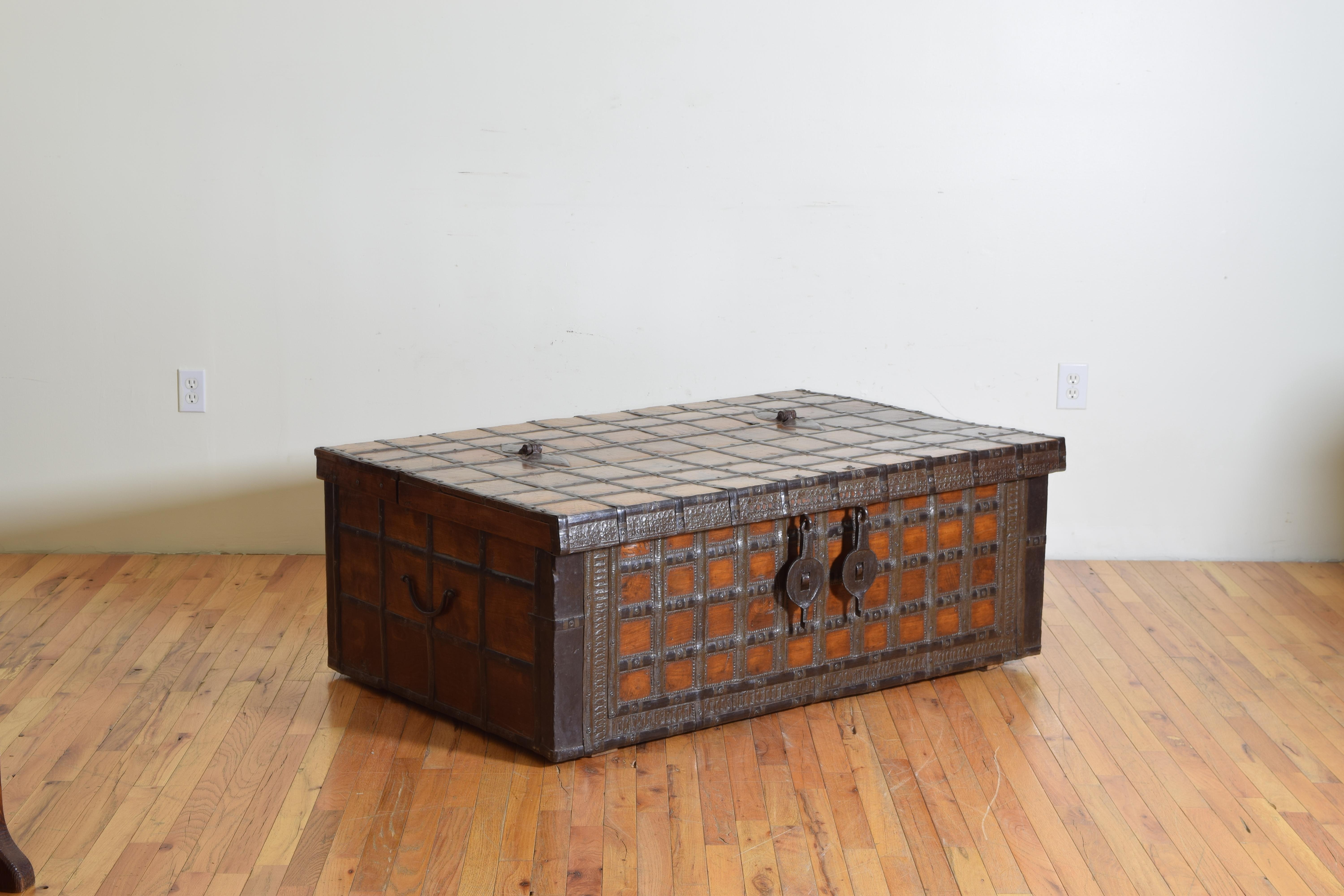 British Colonial Indian Large Teak and Iron-Bound Haveli Trunk, circa 1860 In Excellent Condition In Atlanta, GA