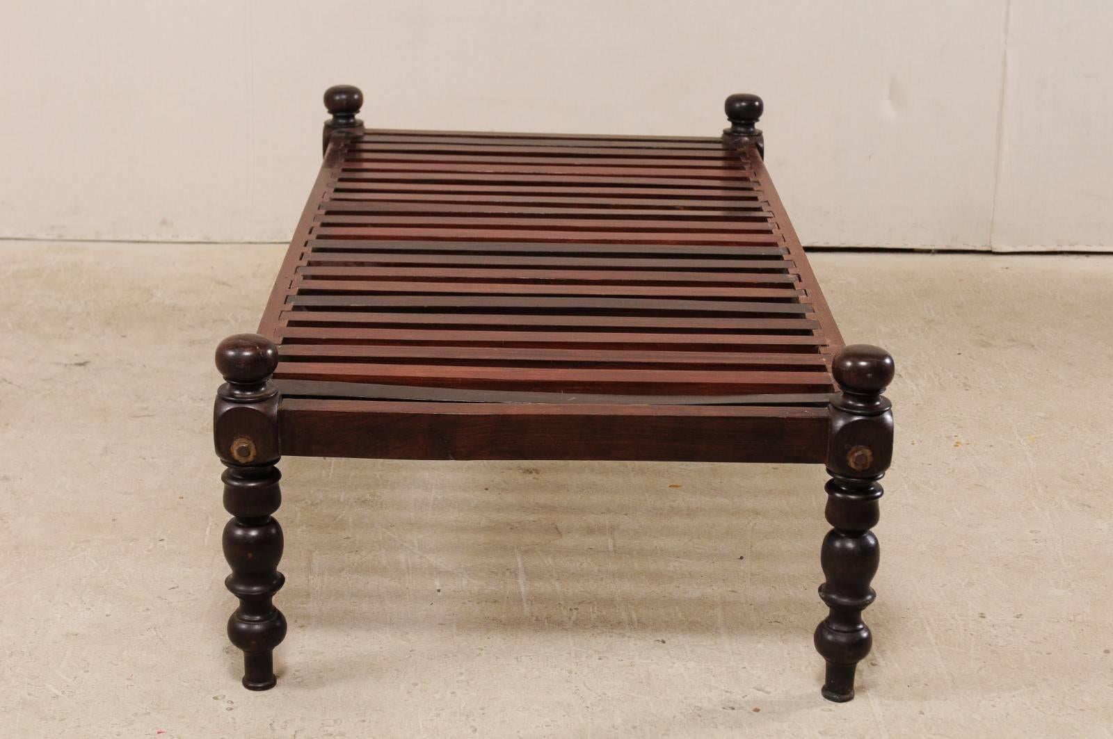 Britische Kolonialzeit Midcentury Slat Holz Daybed aus Indien mit gedrehten Beinen 4