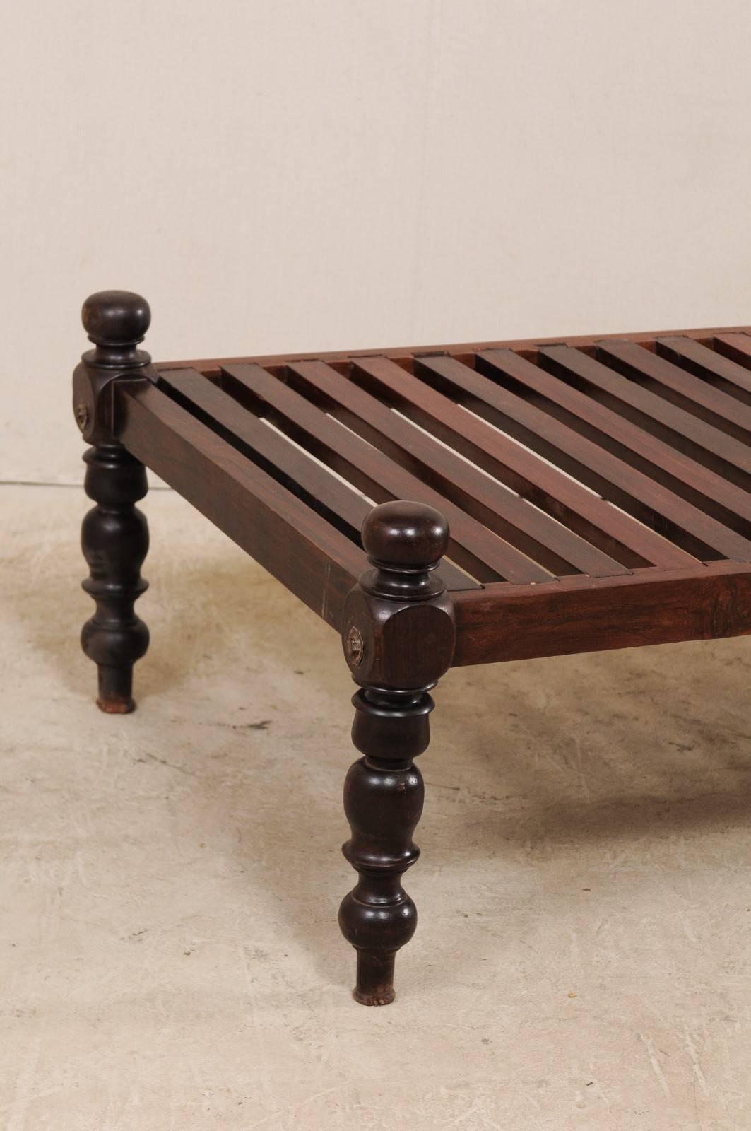 Britische Kolonialzeit Midcentury Slat Holz Daybed aus Indien mit gedrehten Beinen (Britisch Kolonial)