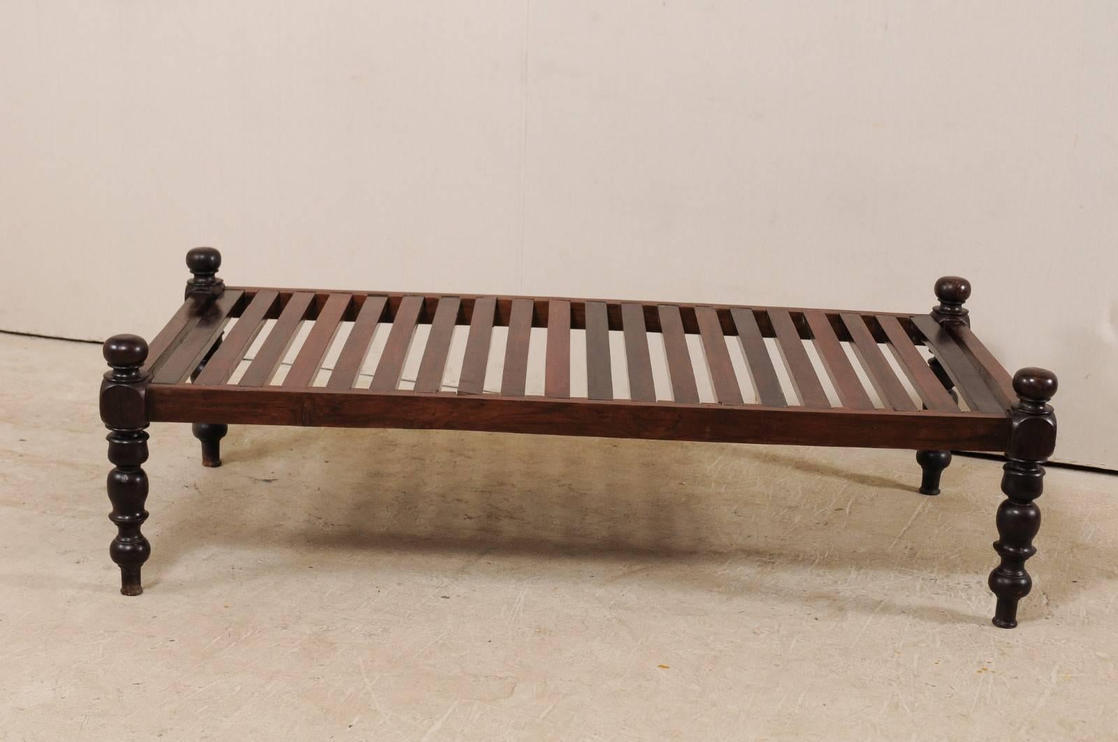 Britische Kolonialzeit Midcentury Slat Holz Daybed aus Indien mit gedrehten Beinen (Indisch)