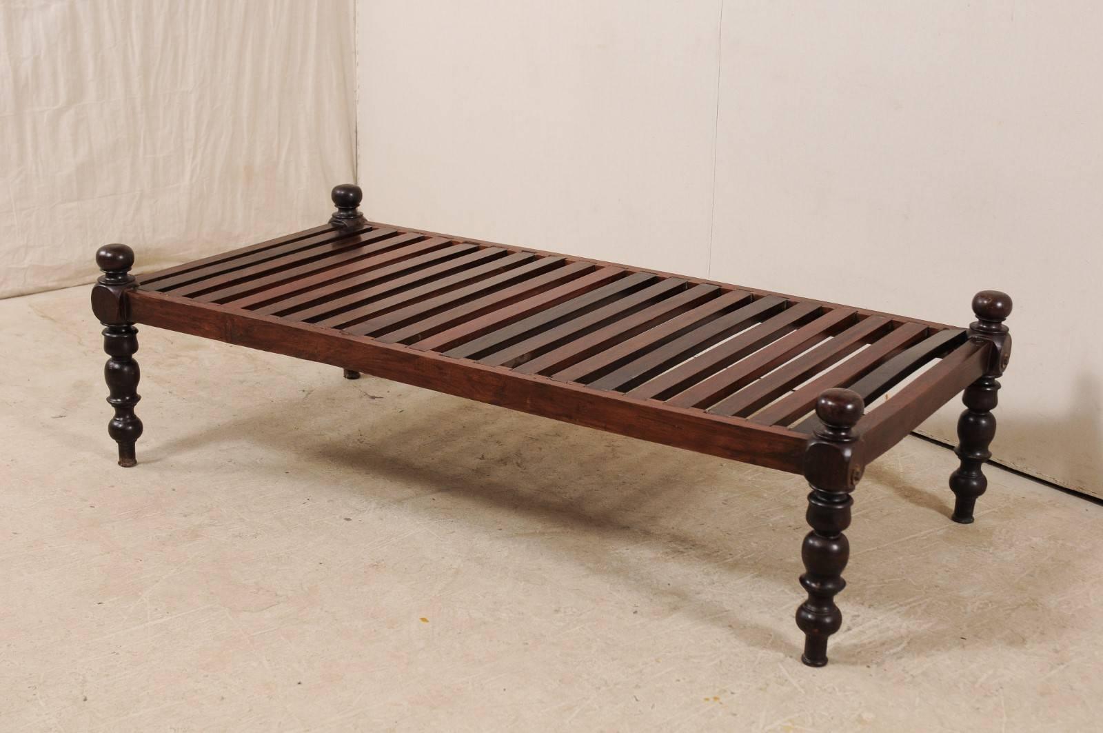 Britische Kolonialzeit Midcentury Slat Holz Daybed aus Indien mit gedrehten Beinen (Geschnitzt)