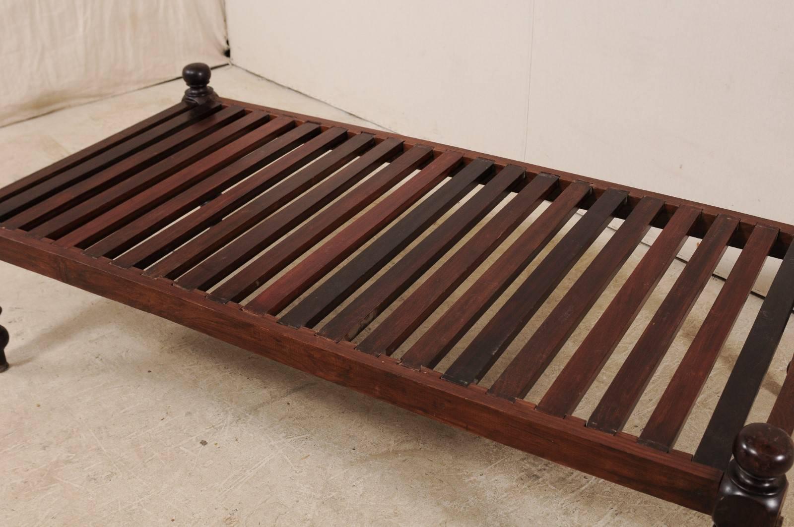 Britische Kolonialzeit Midcentury Slat Holz Daybed aus Indien mit gedrehten Beinen 1